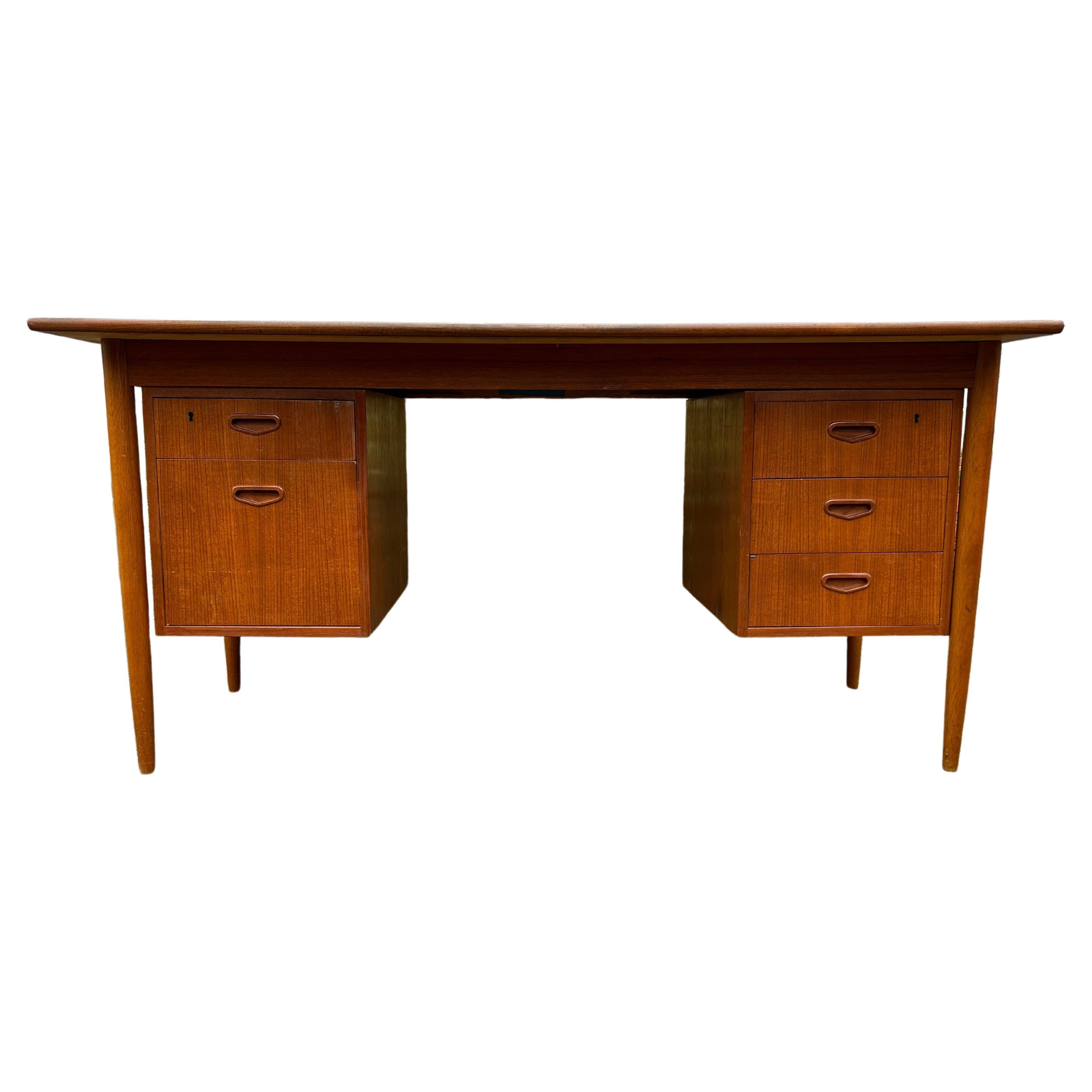 Mid Century Scandinavian Modern teak 5 drawer desk with key Sweden For Sale