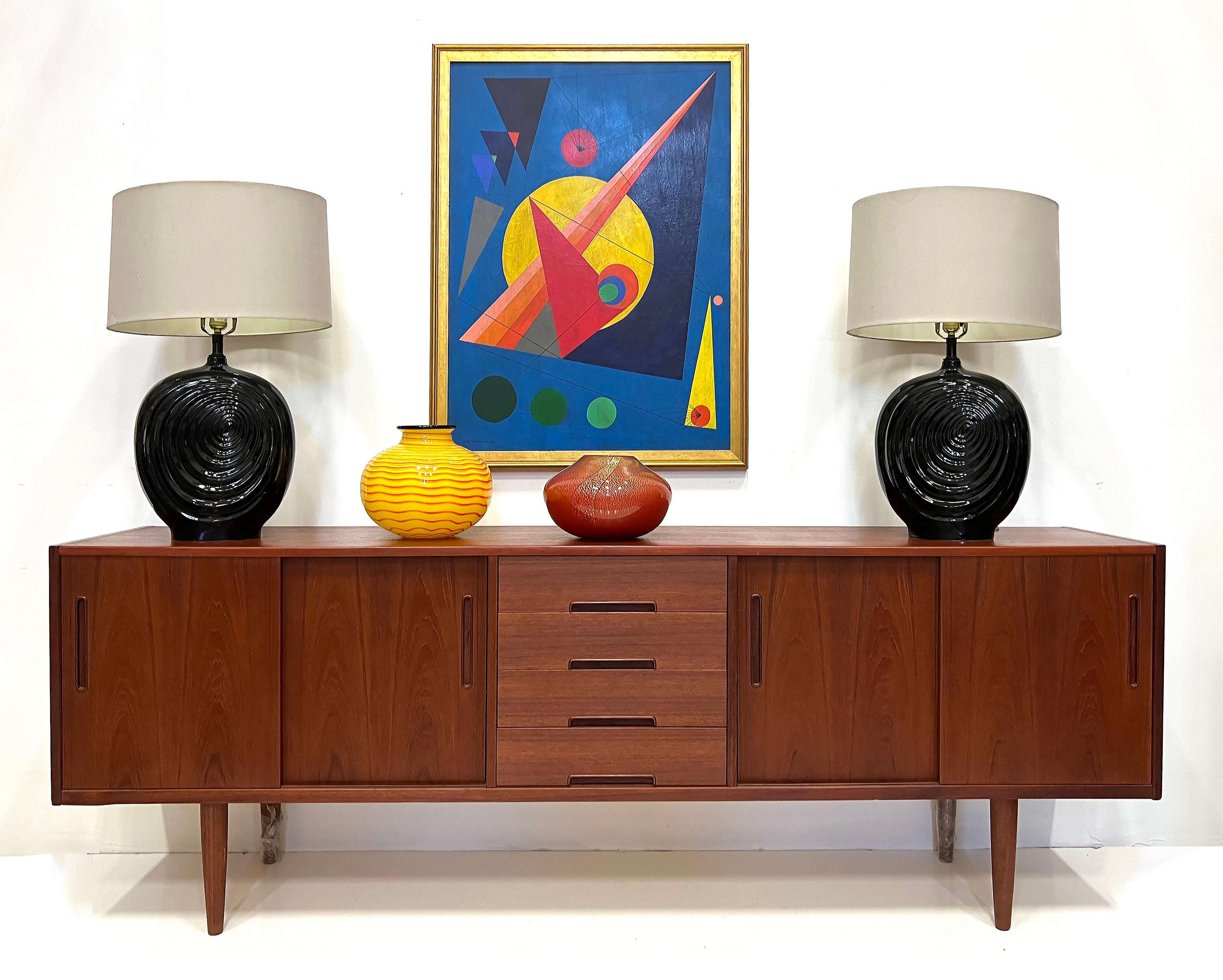 Credenza in teak The Modern Scandinavian di metà secolo, Nils Jonsson, Troed 

In vendita una grande credenza in teak del Midcentury The Modern Scandinavian Modern di Nils Jonsson per Hugo Troeds. Questa credenza è   Prodotto in Svezia.  L'armadio è