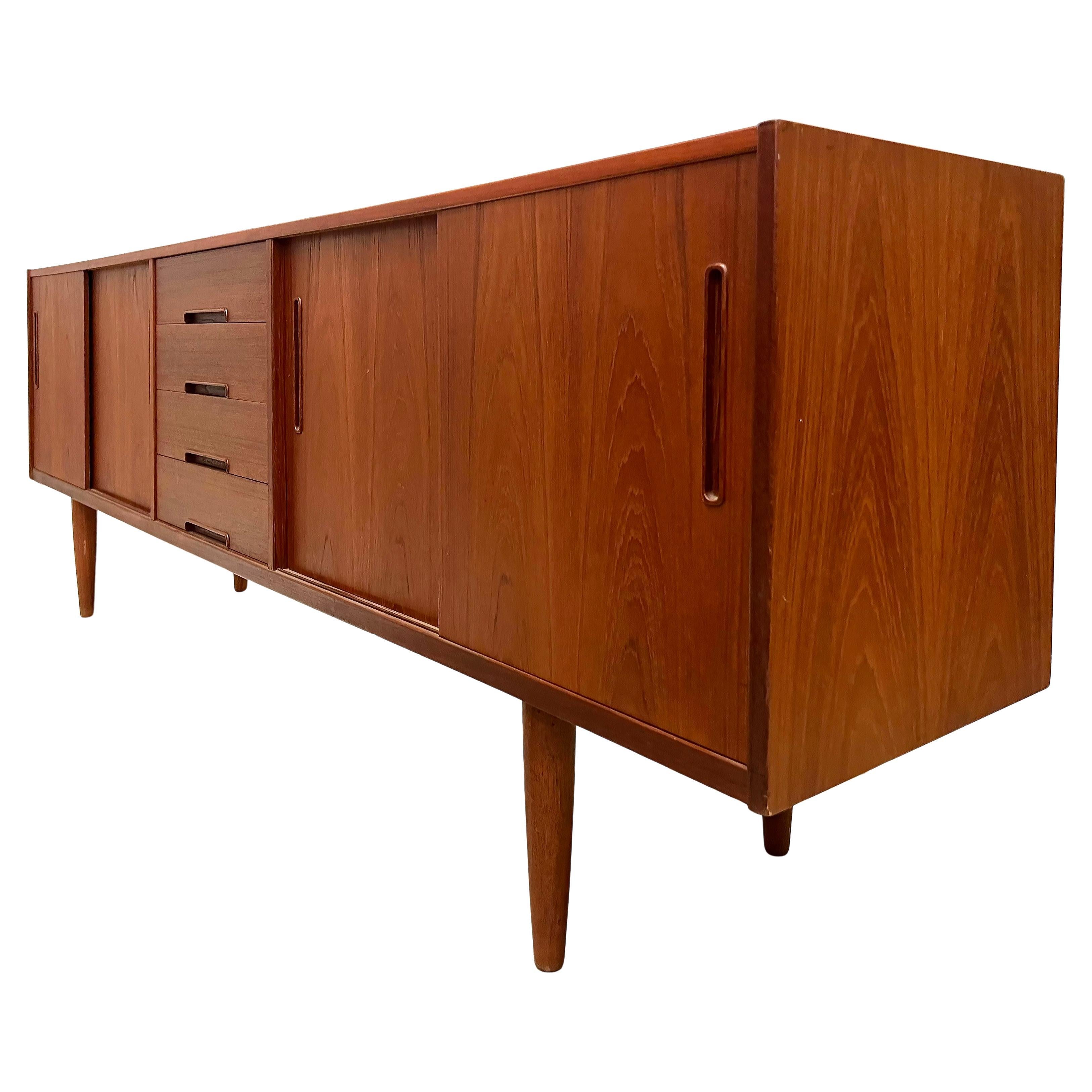 Scandinavo moderno Credenza in teak The Modern Scandinavian di metà secolo, Nils Jonsson, Troed in vendita