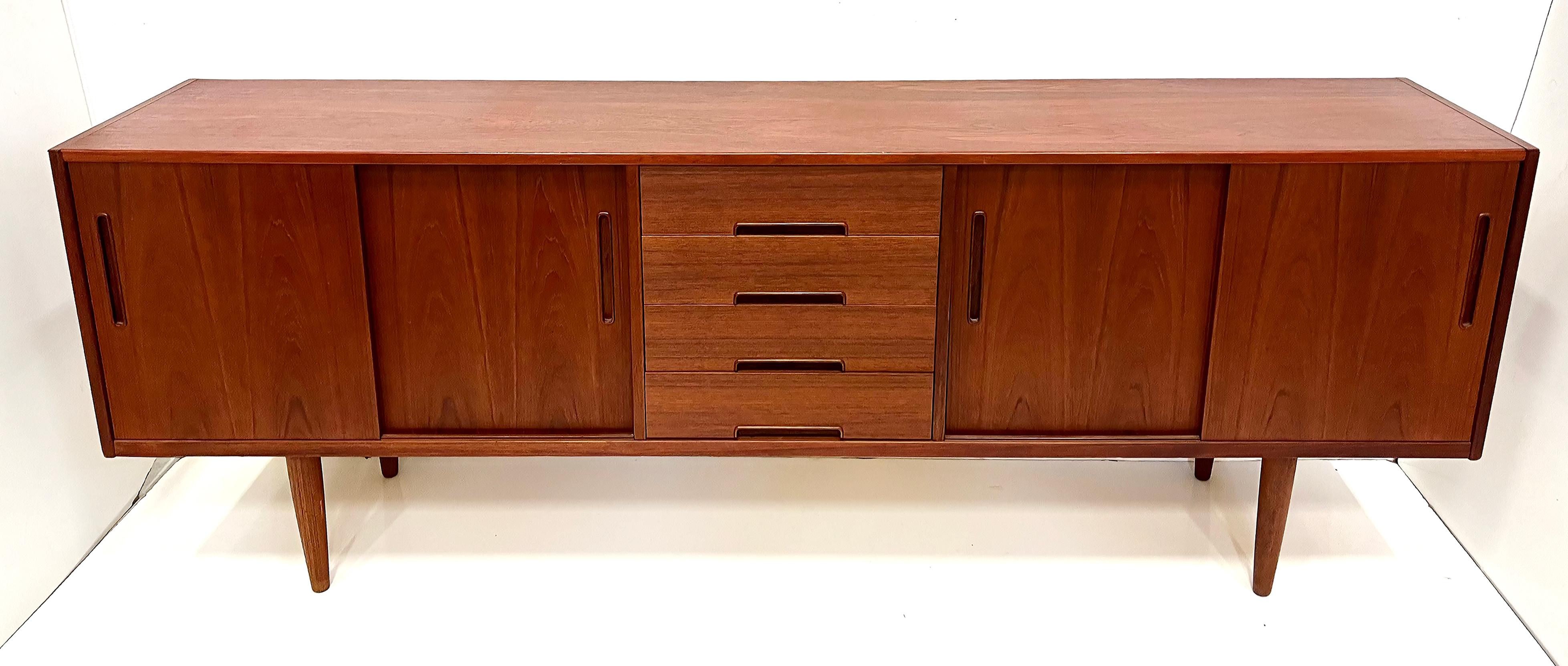 Svedese Credenza in teak The Modern Scandinavian di metà secolo, Nils Jonsson, Troed in vendita