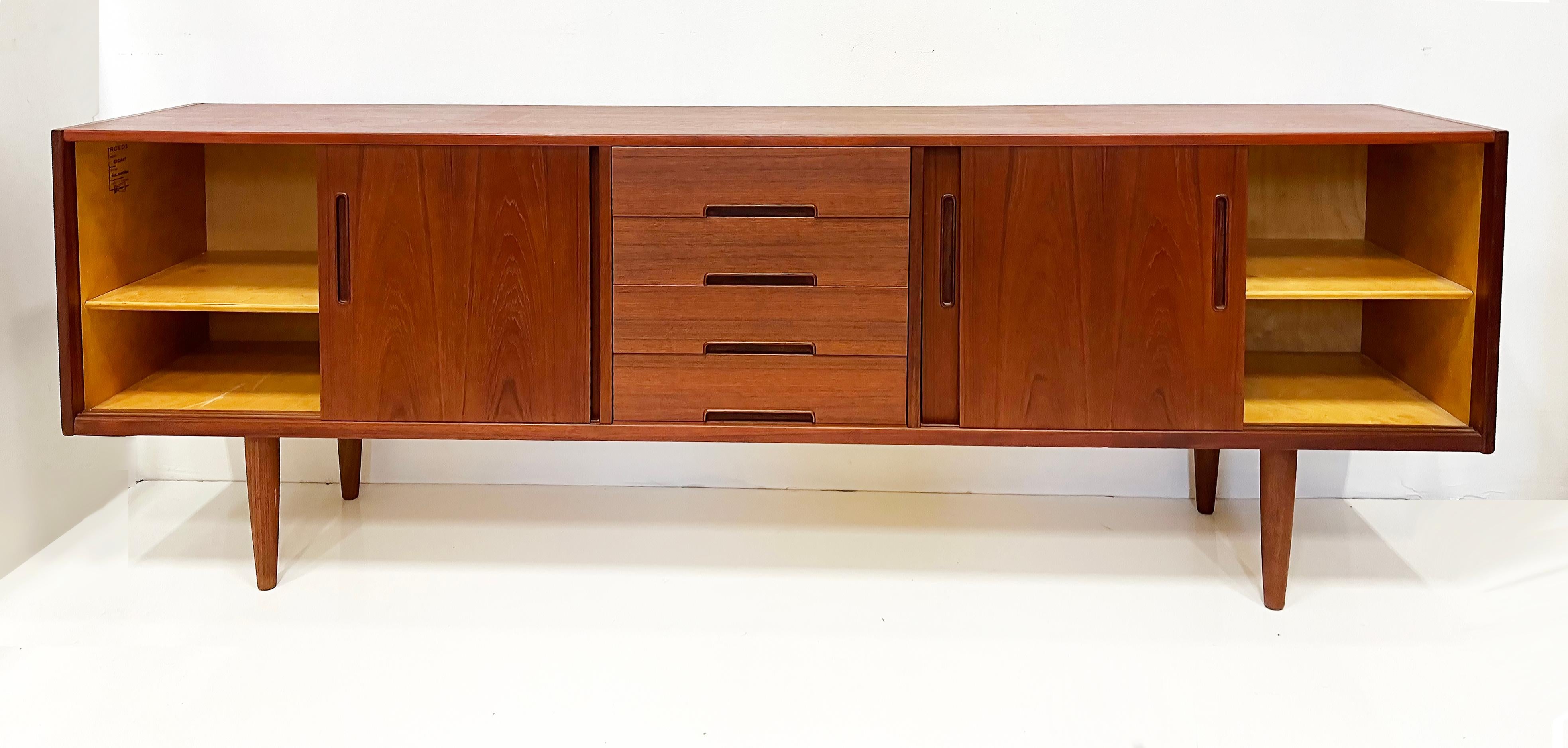 XX secolo Credenza in teak The Modern Scandinavian di metà secolo, Nils Jonsson, Troed in vendita