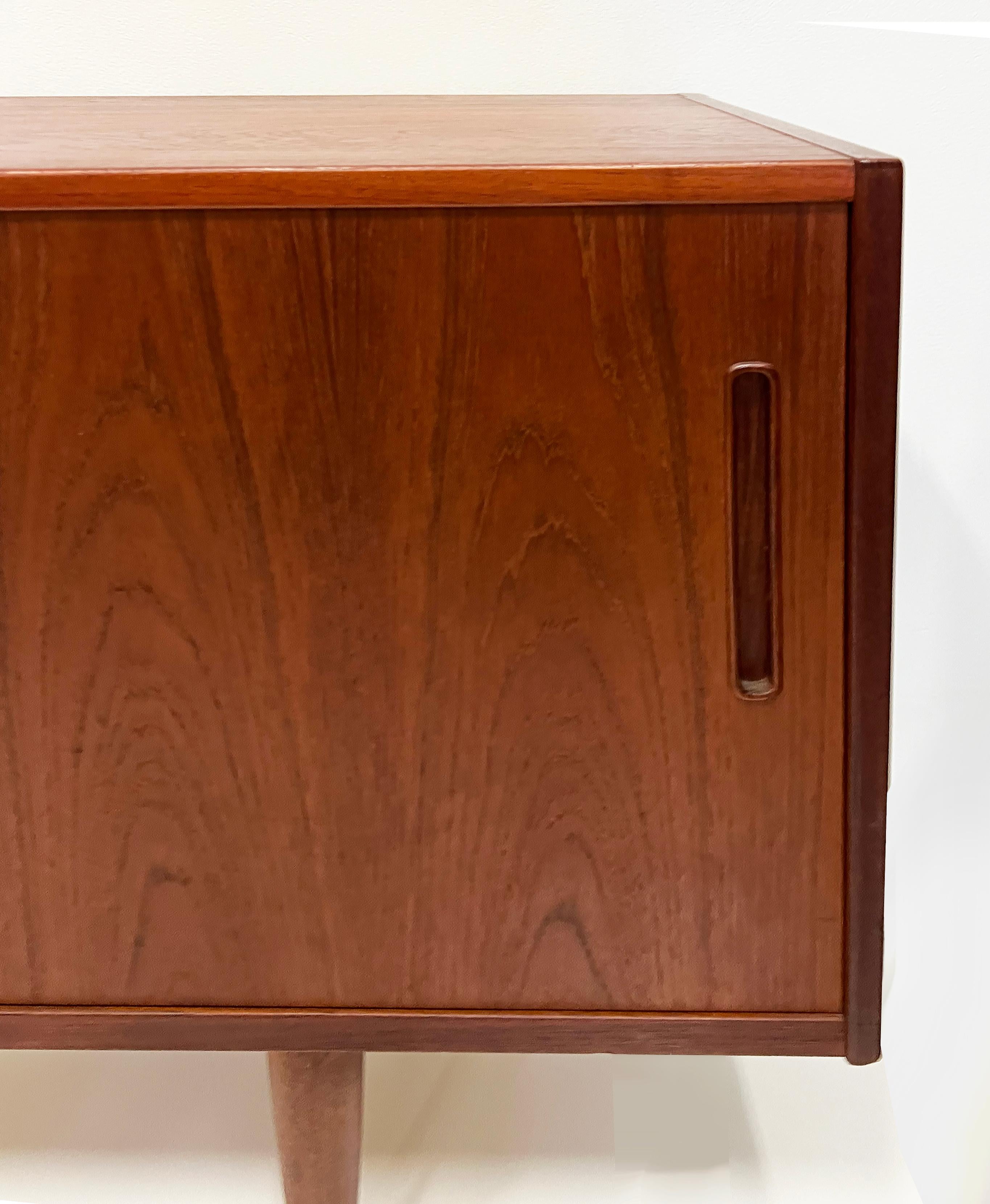 Teak Credenza in teak The Modern Scandinavian di metà secolo, Nils Jonsson, Troed in vendita
