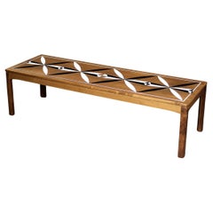 Table basse longue scandinave moderne du milieu du siècle dernier en teck avec motif peint à la main