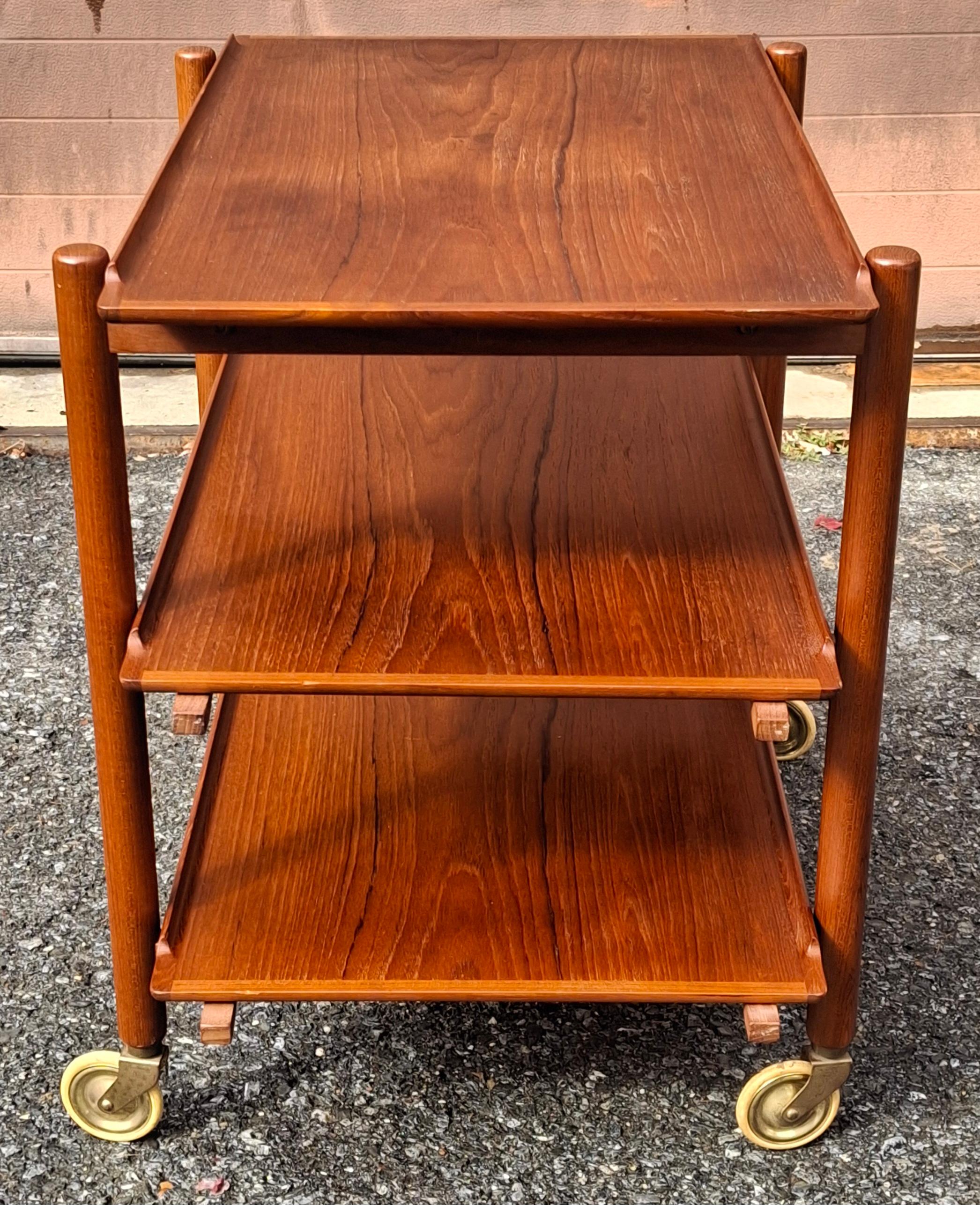 The Modern Scandinavian Modern Scandinavian Chariot à roulettes extensible à trois niveaux en teck en vente 3