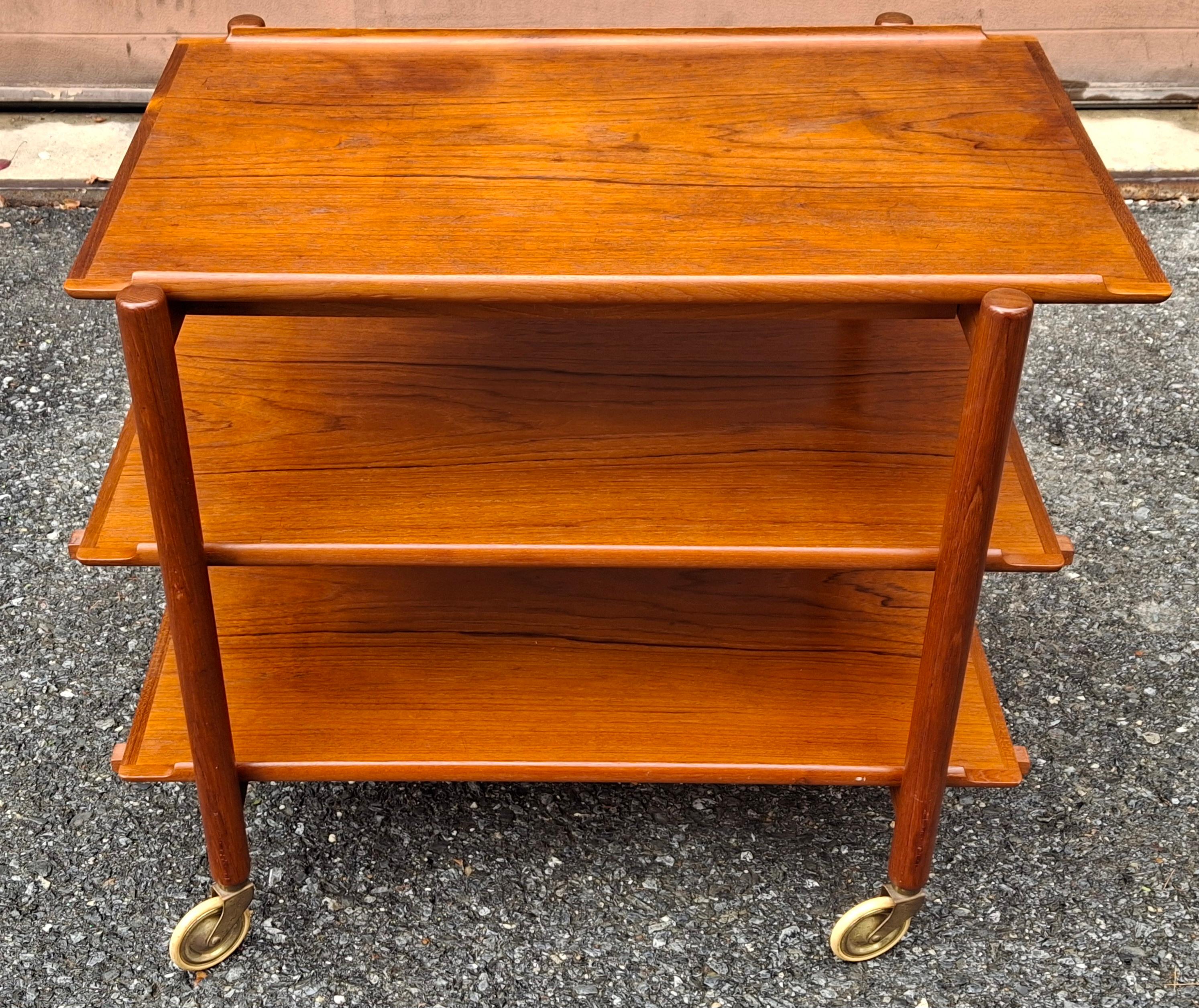 The Modern Scandinavian Modern Scandinavian Chariot à roulettes extensible à trois niveaux en teck en vente 4