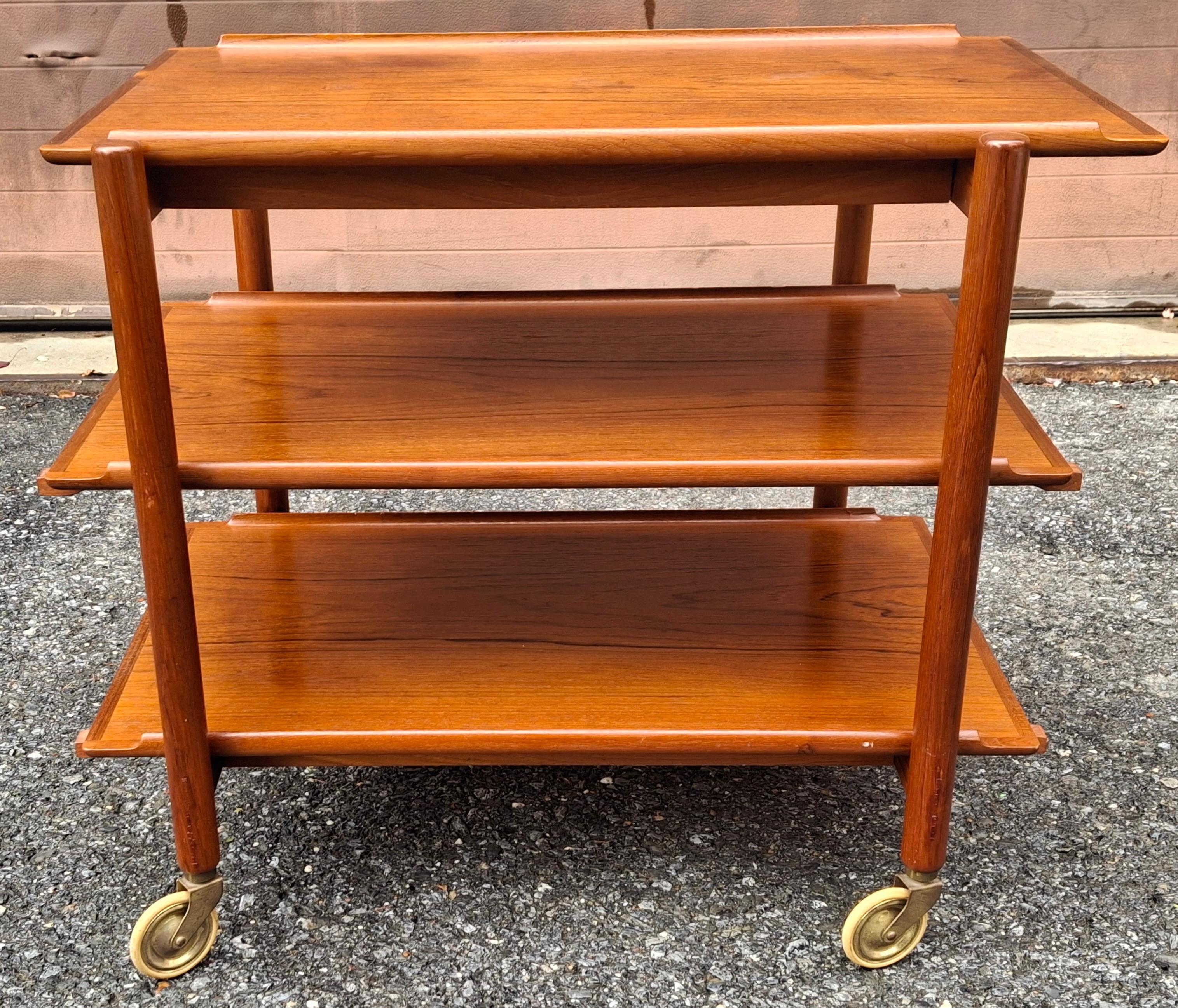 The Modern Scandinavian Modern Scandinavian Chariot à roulettes extensible à trois niveaux en teck en vente 5