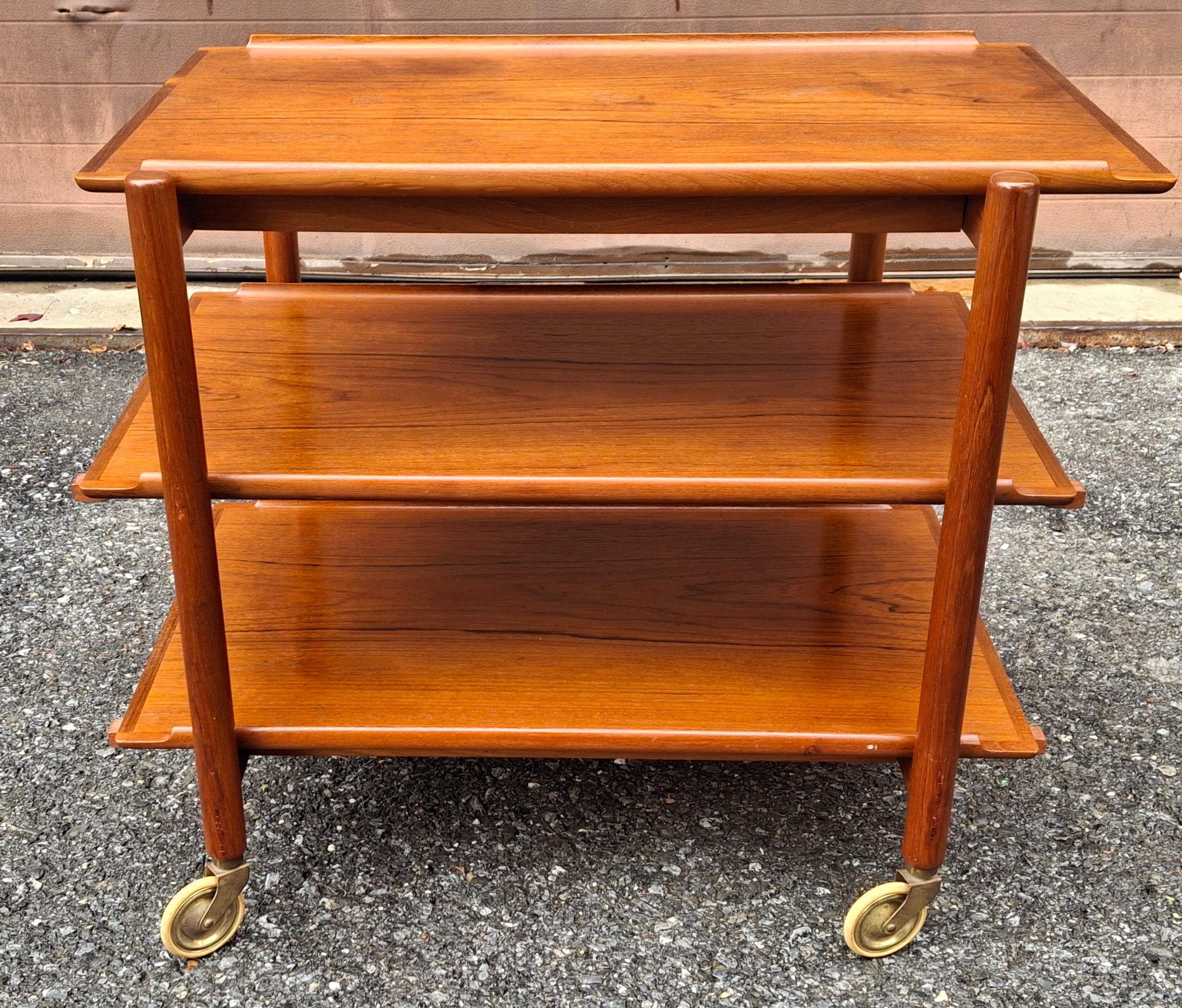 Scandinave moderne The Modern Scandinavian Modern Scandinavian Chariot à roulettes extensible à trois niveaux en teck en vente