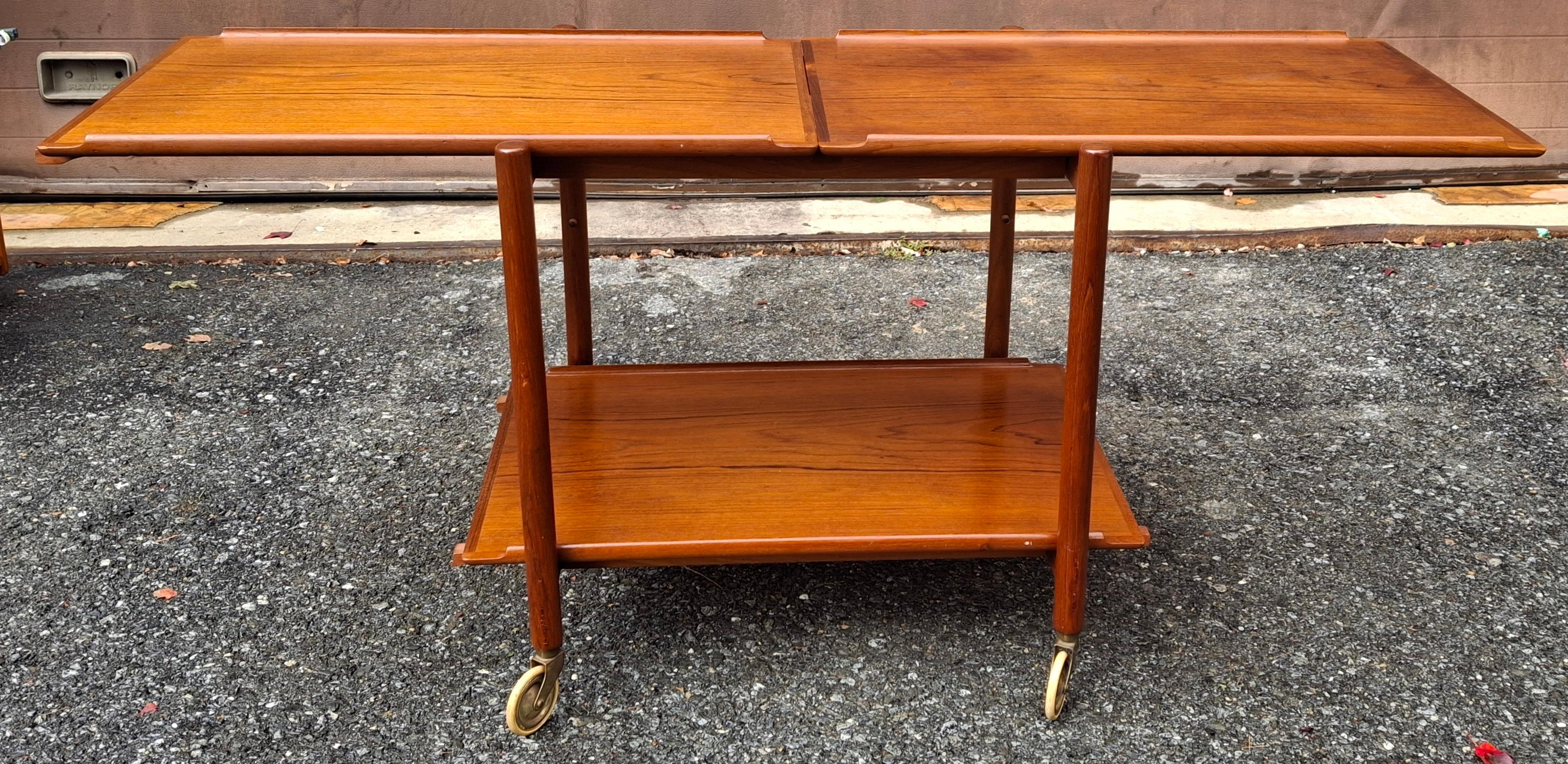 Danois The Modern Scandinavian Modern Scandinavian Chariot à roulettes extensible à trois niveaux en teck en vente