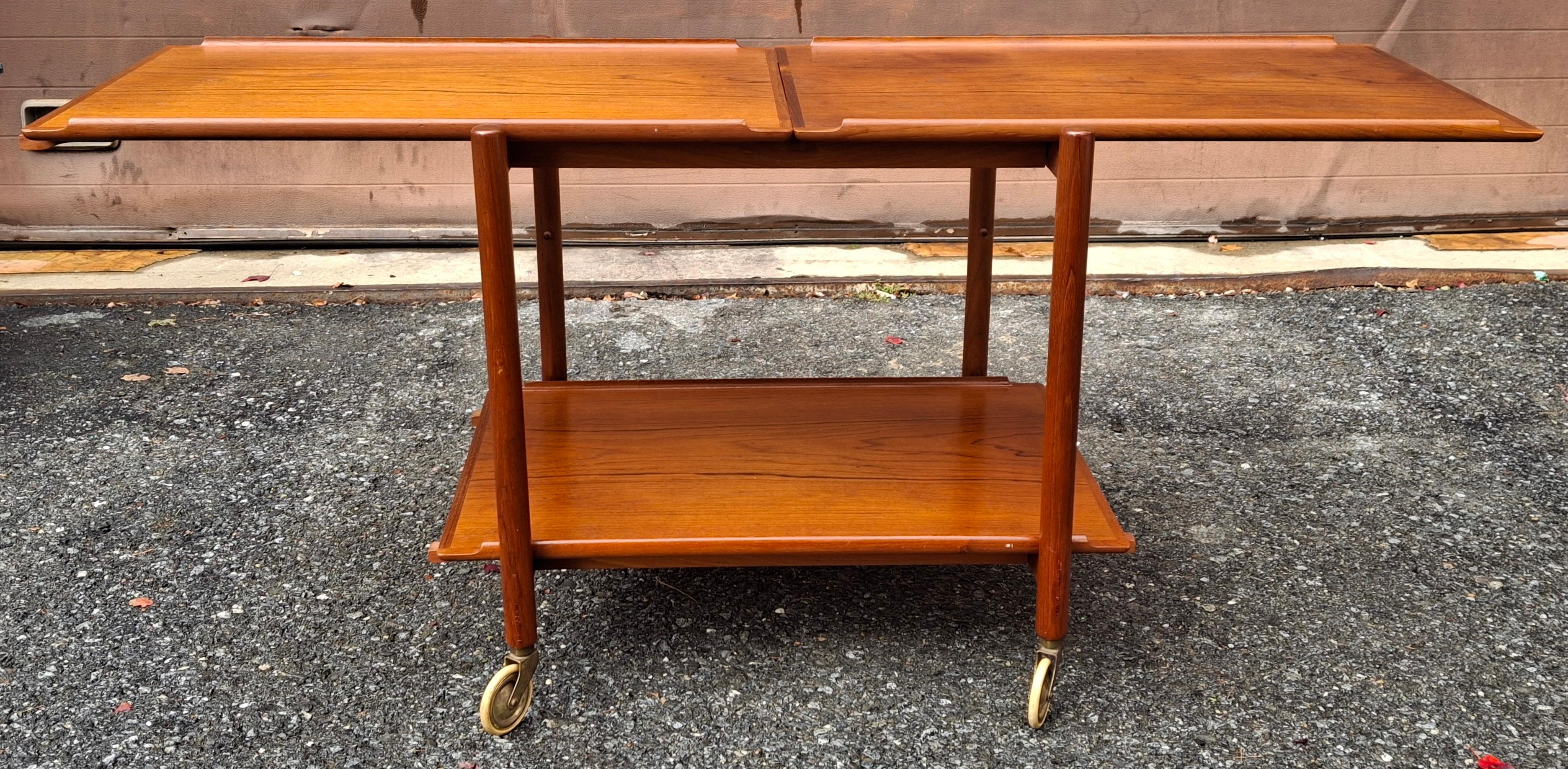 Tacheté The Modern Scandinavian Modern Scandinavian Chariot à roulettes extensible à trois niveaux en teck en vente