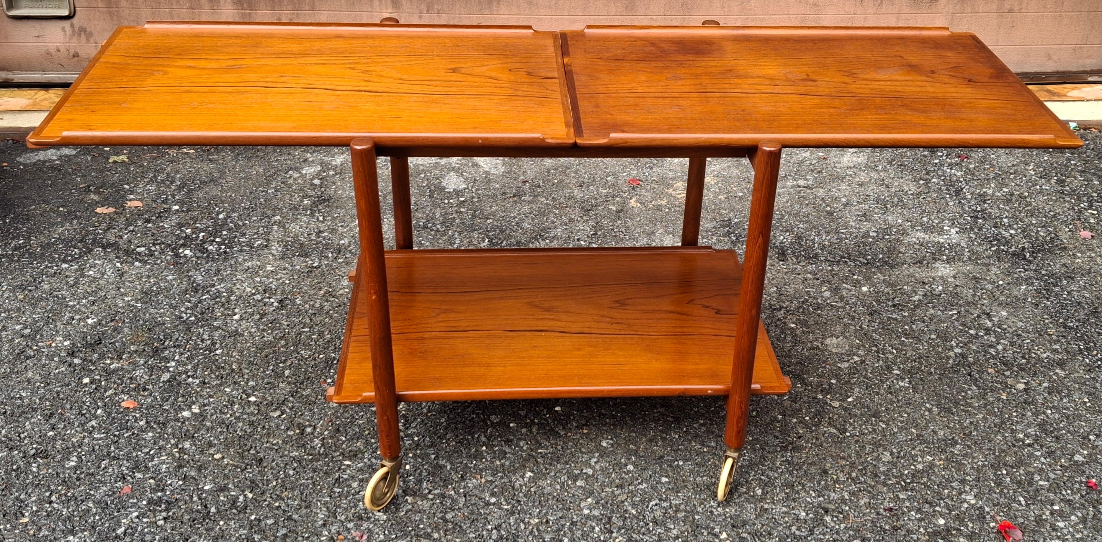 The Modern Scandinavian Modern Scandinavian Chariot à roulettes extensible à trois niveaux en teck Bon état - En vente à Germantown, MD