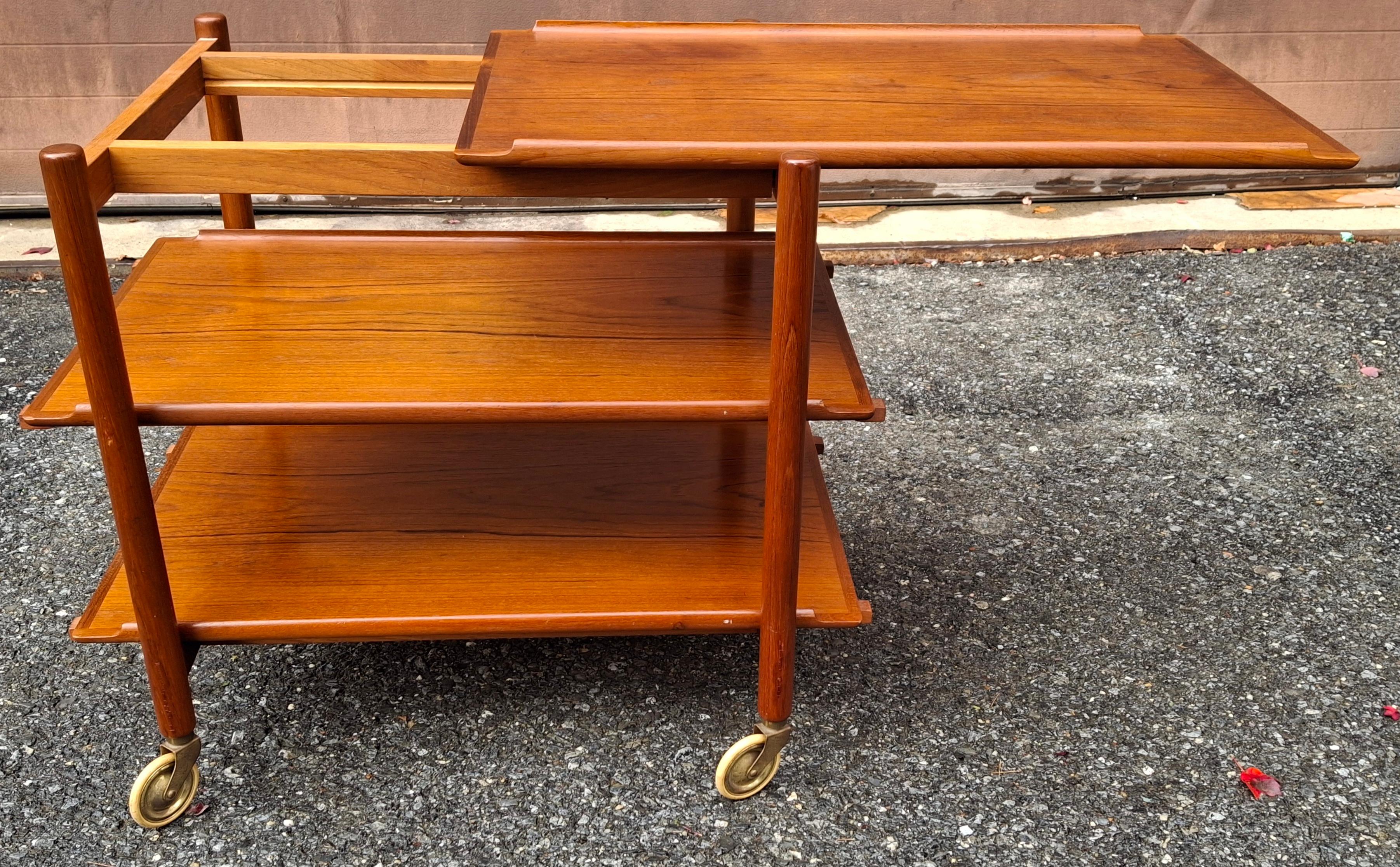 20ième siècle The Modern Scandinavian Modern Scandinavian Chariot à roulettes extensible à trois niveaux en teck en vente
