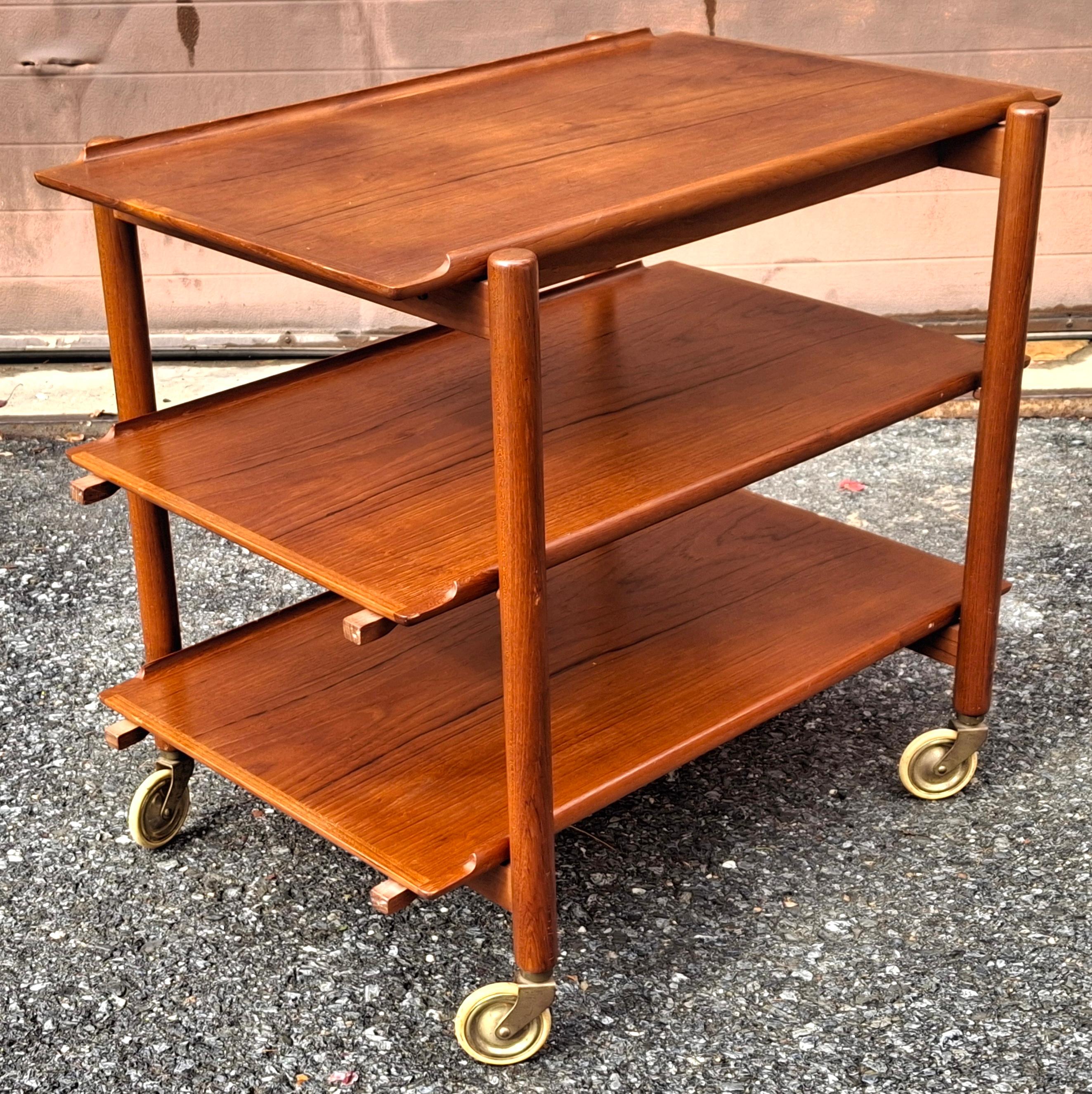Teck The Modern Scandinavian Modern Scandinavian Chariot à roulettes extensible à trois niveaux en teck en vente