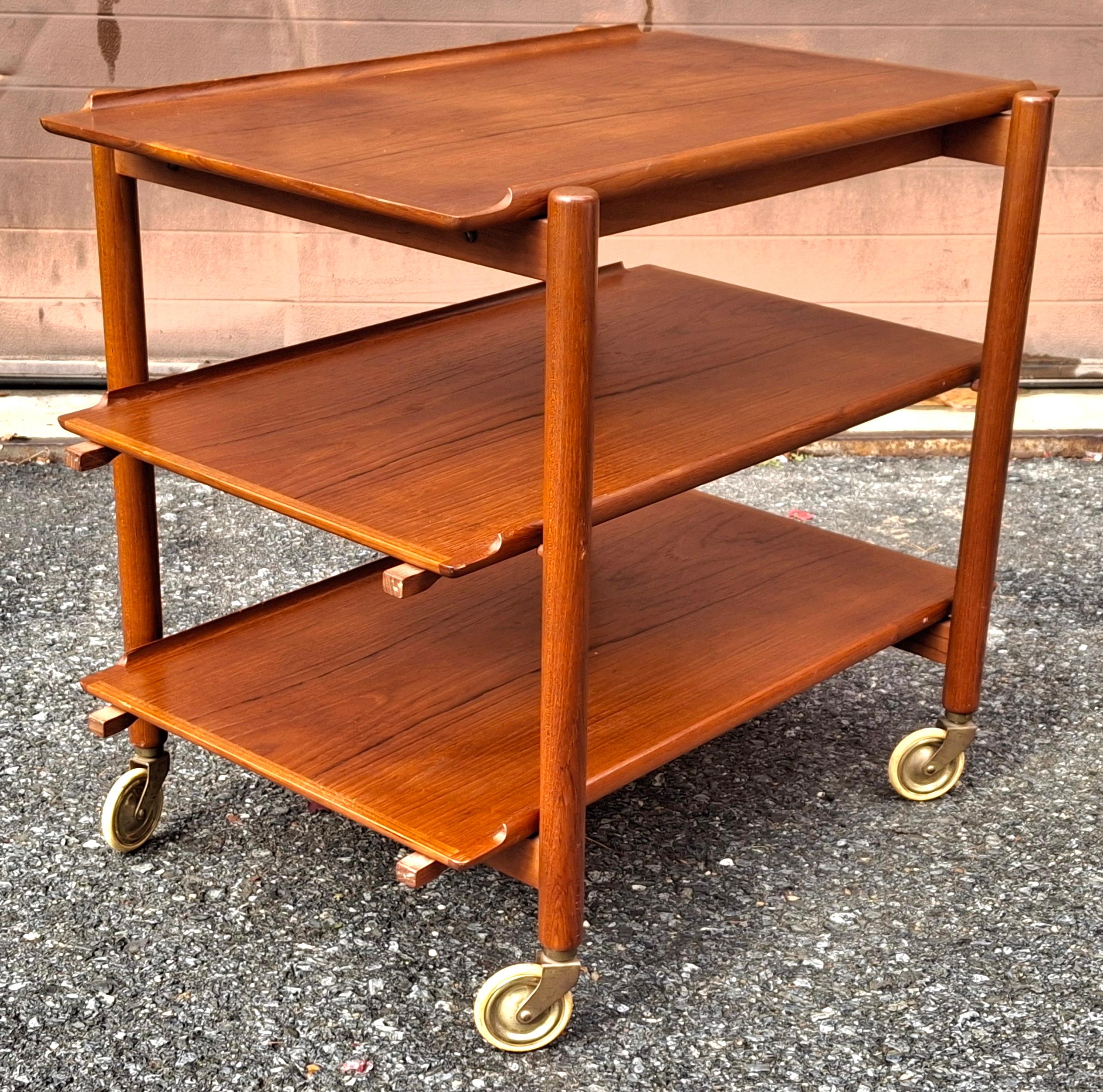 The Modern Scandinavian Modern Scandinavian Chariot à roulettes extensible à trois niveaux en teck en vente 1