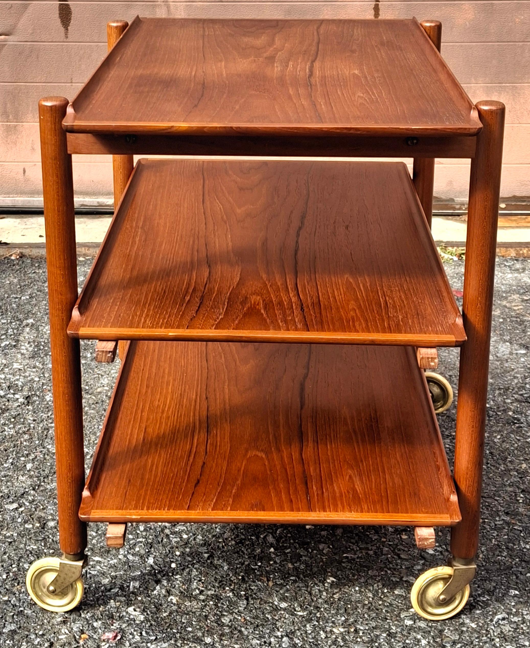 The Modern Scandinavian Modern Scandinavian Chariot à roulettes extensible à trois niveaux en teck en vente 2