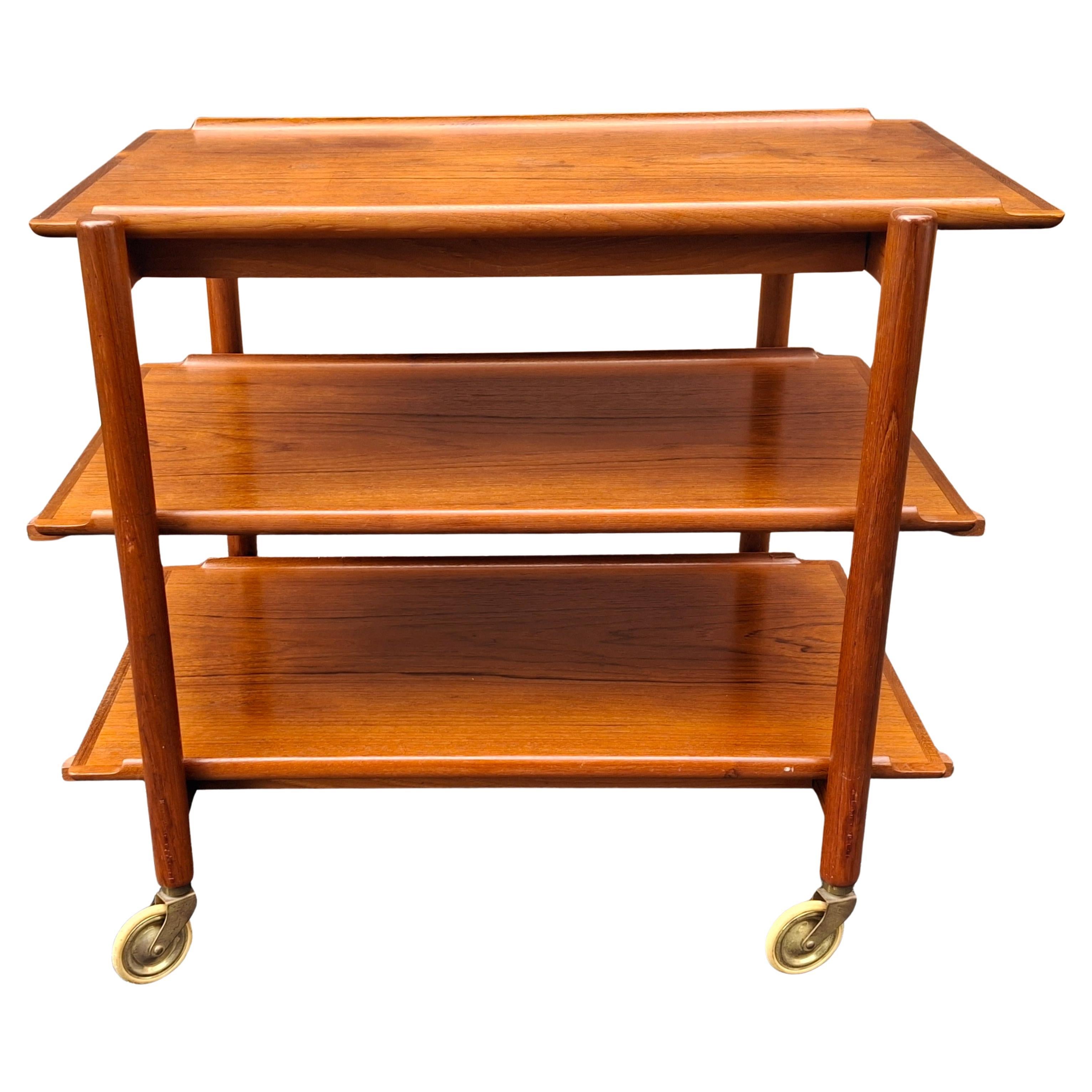 The Modern Scandinavian Modern Scandinavian Chariot à roulettes extensible à trois niveaux en teck
Mesure 29,5