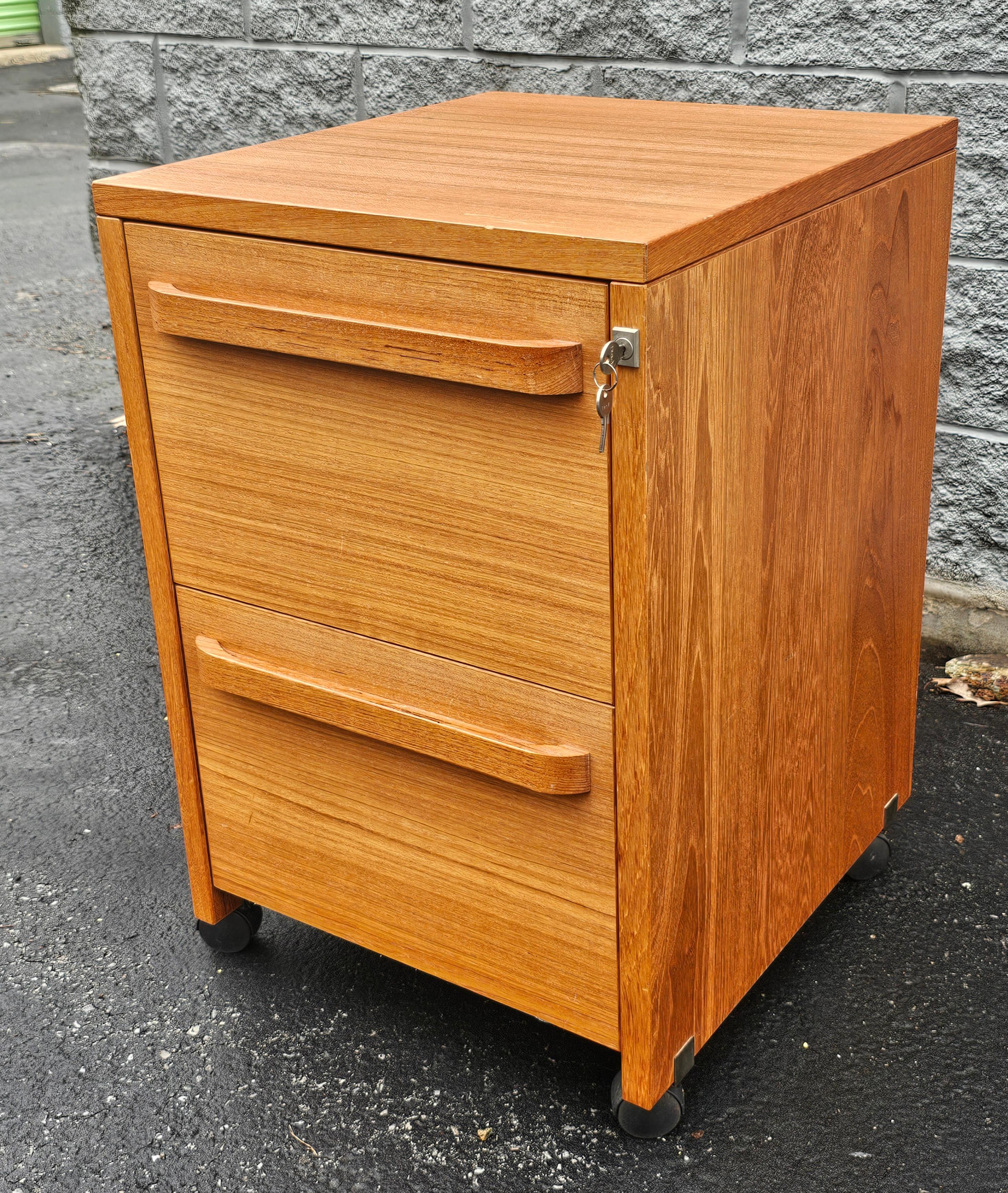 Mid-Century Scandinavian Modern Teak Two-Drawer Rolling Filing Cabinet with Lock For Sale 3