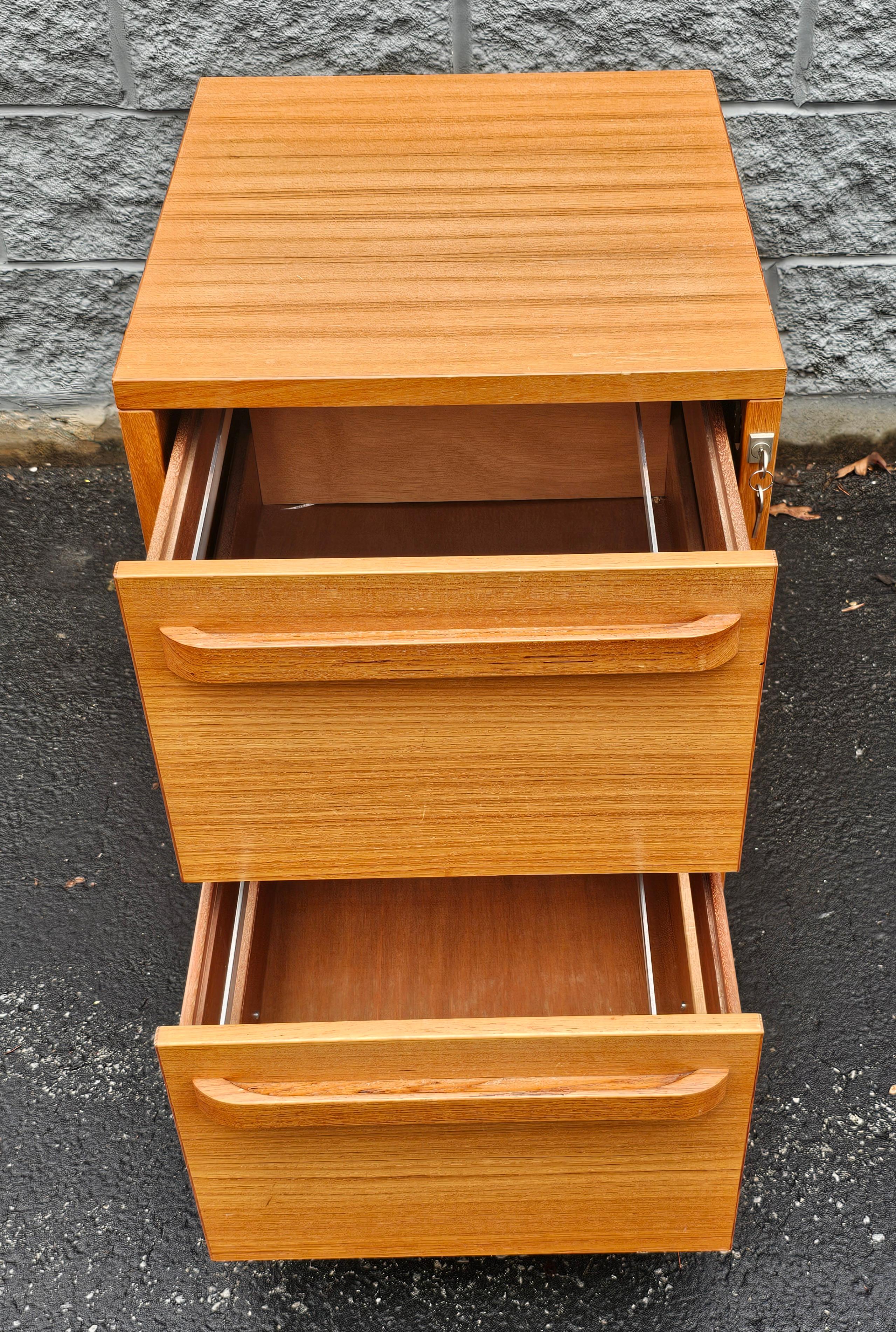 Mid-Century Scandinavian Modern Teak Two-Drawer Rolling Filing Cabinet with Lock For Sale 4