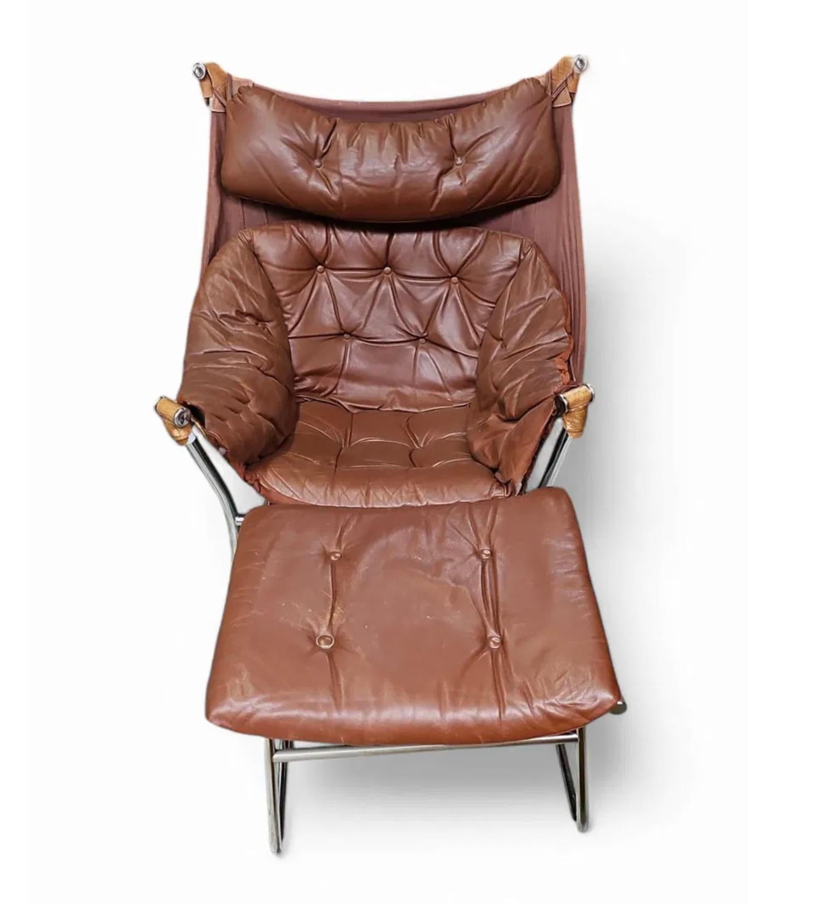Mid Century Scandinavian Modern Tufted Leather lounge chair and ottoman von Ingmar Relling. Weiches braunes Leder mit Segeltuchunterlage und verchromtem Sling-Rahmen. Guter Vintage By Zustand. Hergestellt in Norwegen. 

Abholung in Brooklyn NY oder