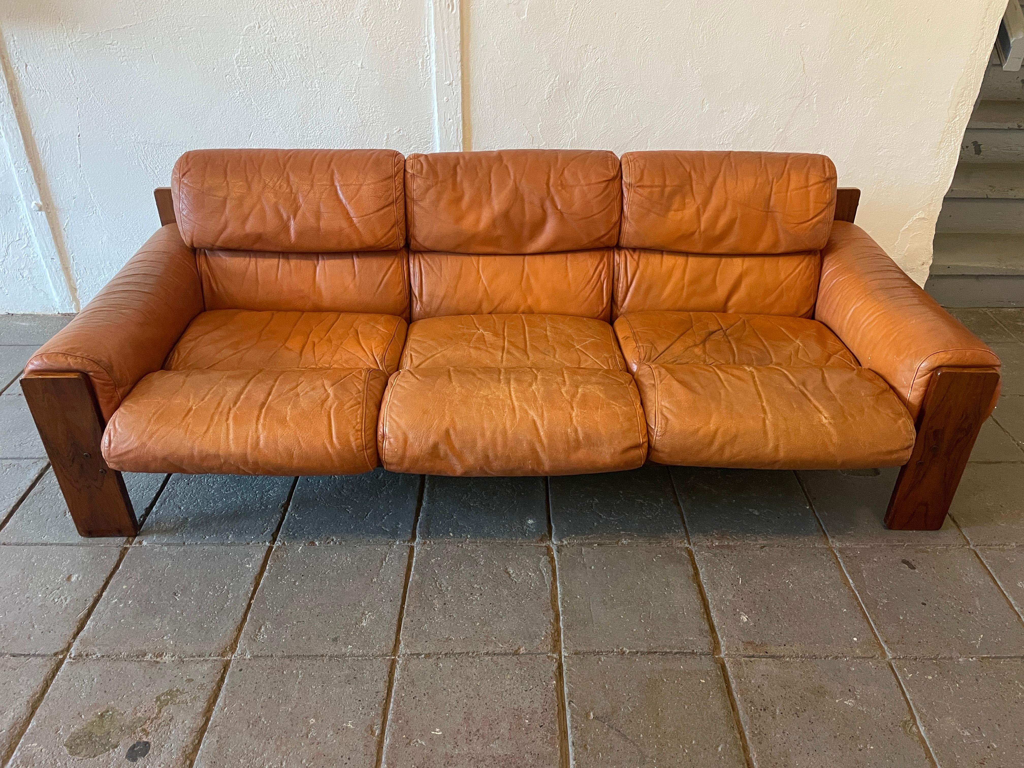 The Flat rosewood frame is low profile, with padded camel colored leather cushions. Very cozy low Scandinavian modern design by Uu-Vee Kaluste Oy of Finland. Circa late 1960. Located In Brooklyn NYC.

Measures: 79