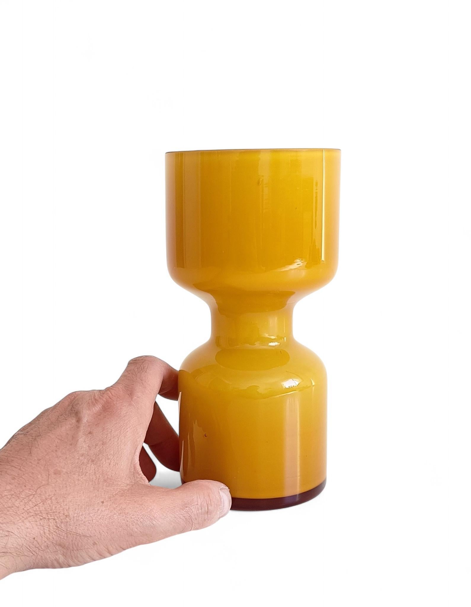 Vaso in vetro giallo di metà secolo The Modern Scandinavian, Svezia, anni '60 in vendita 4