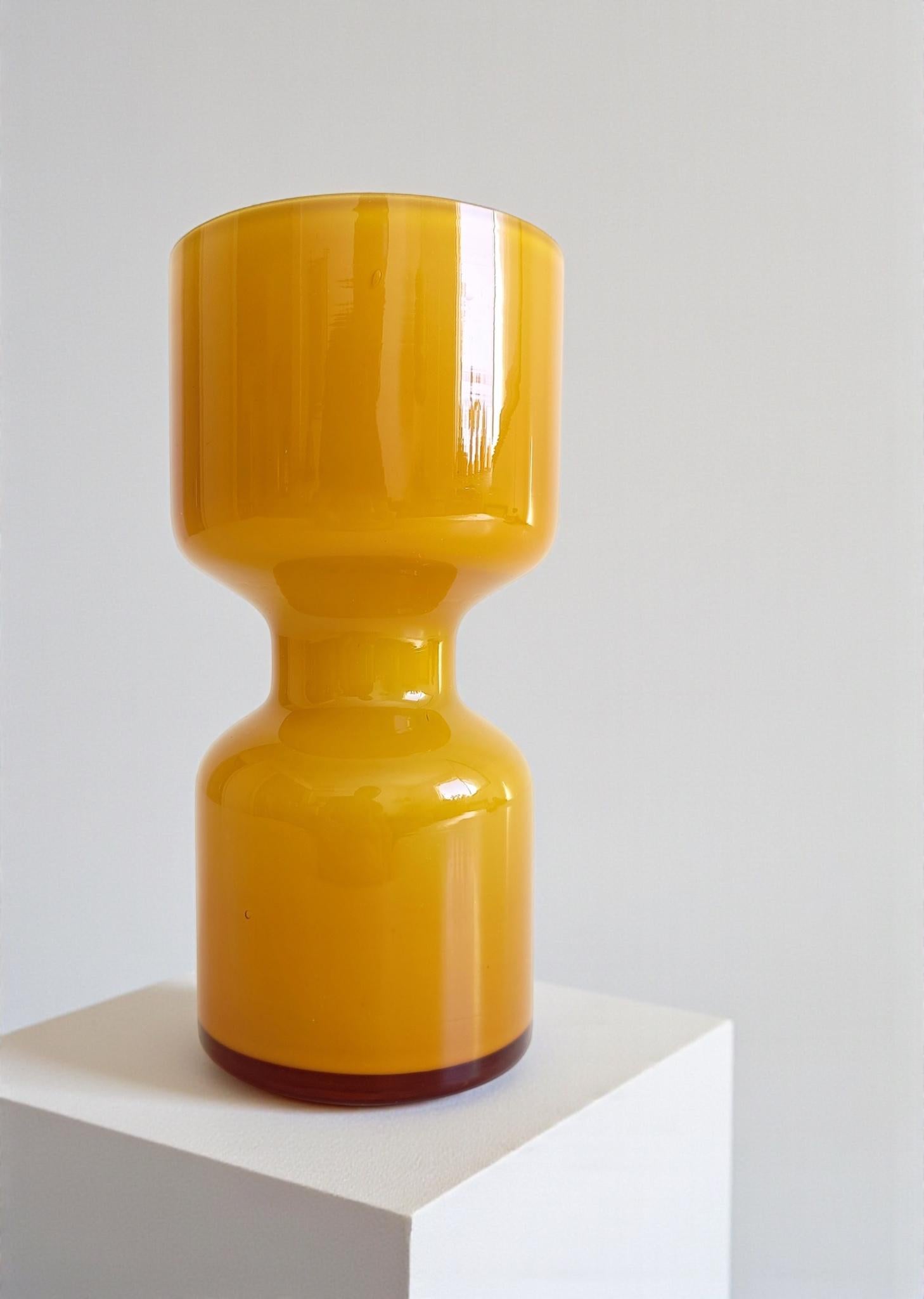 Fatto a mano Vaso in vetro giallo di metà secolo The Modern Scandinavian, Svezia, anni '60 in vendita