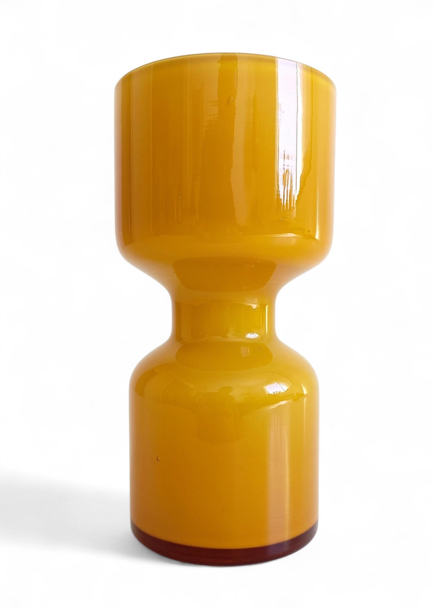 Vaso in vetro giallo di metà secolo The Modern Scandinavian, Svezia, anni '60 in vendita 5