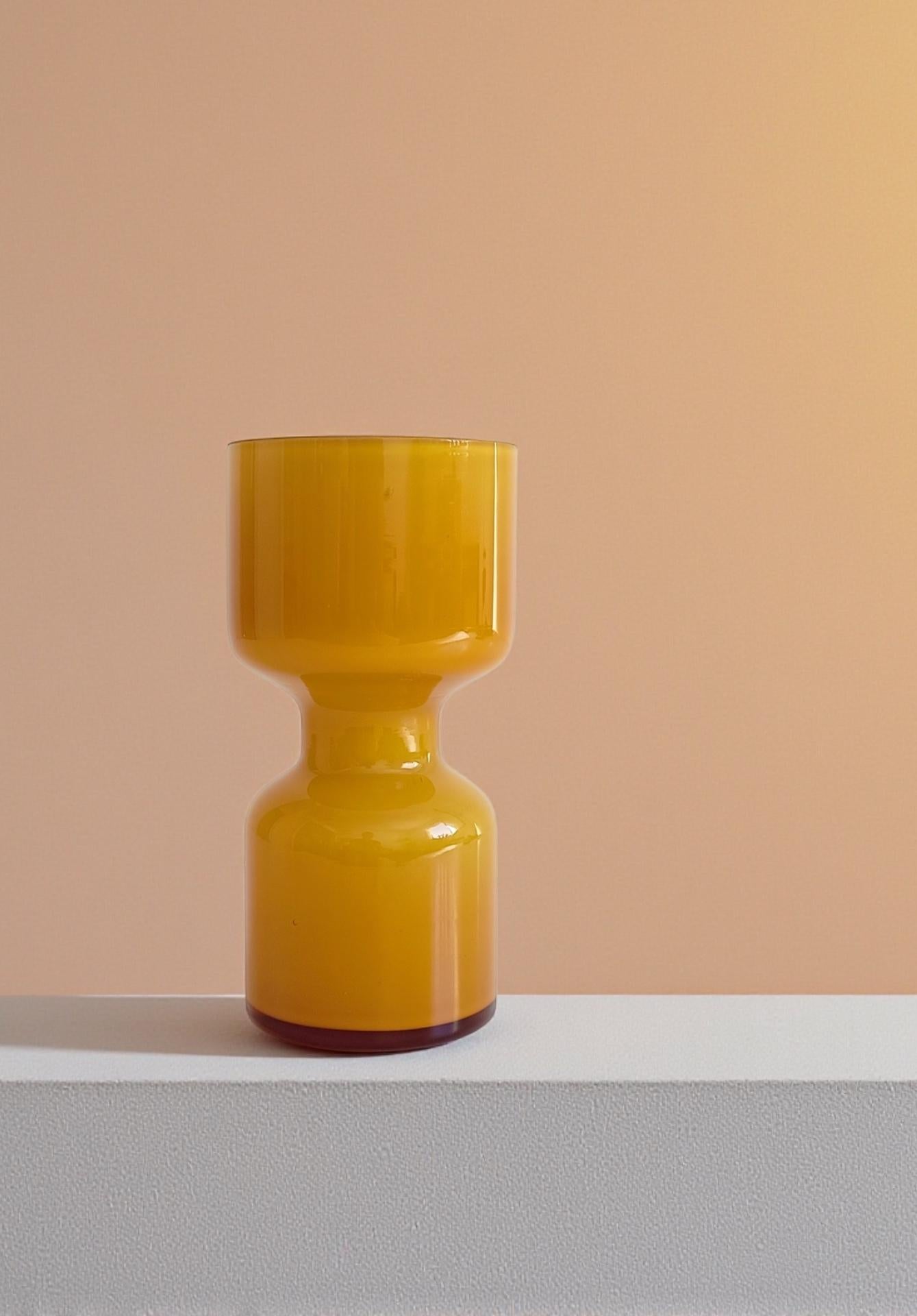 Vaso in vetro giallo di metà secolo The Modern Scandinavian, Svezia, anni '60 in vendita 6