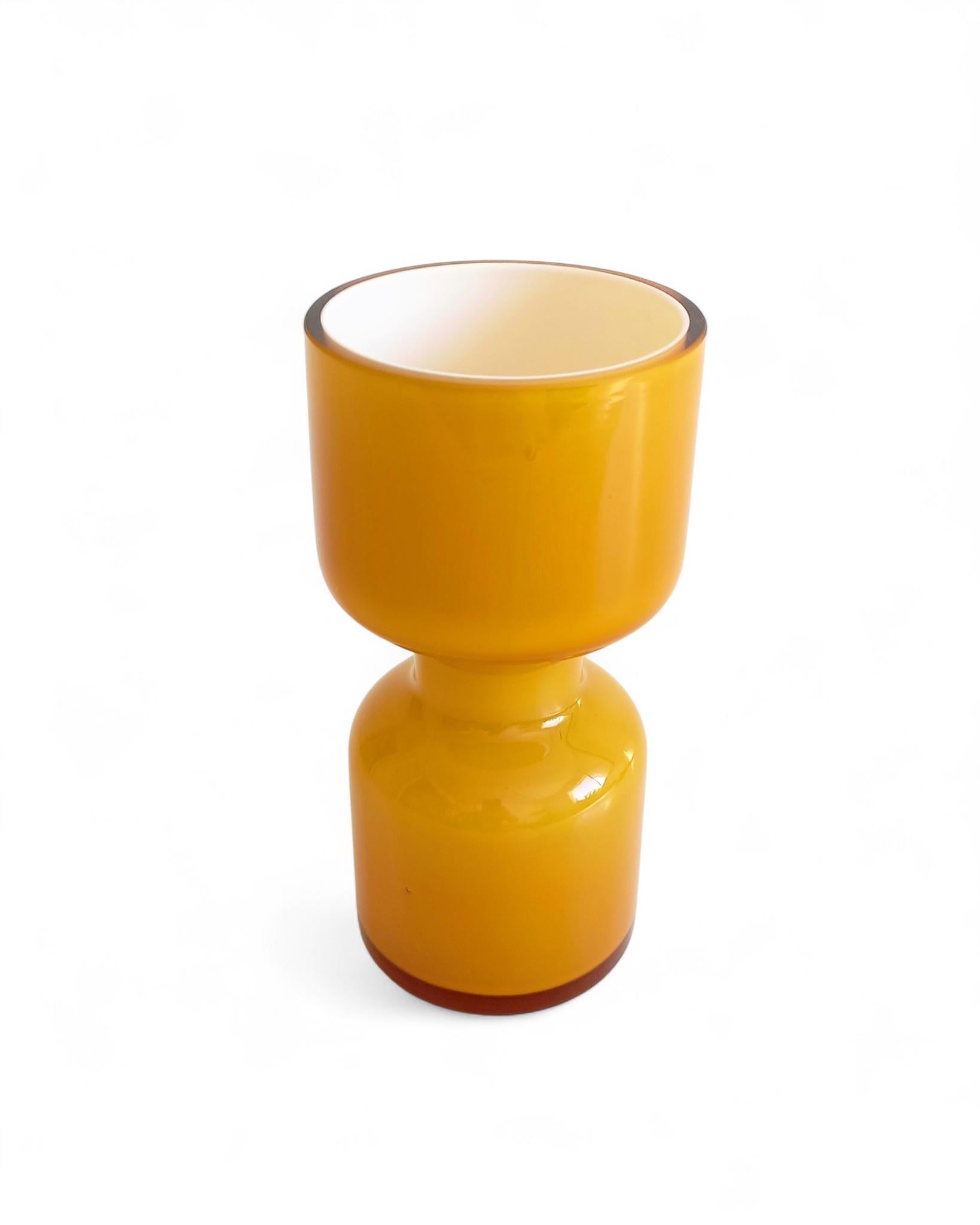 Vaso in vetro giallo di metà secolo The Modern Scandinavian, Svezia, anni '60 in vendita 7