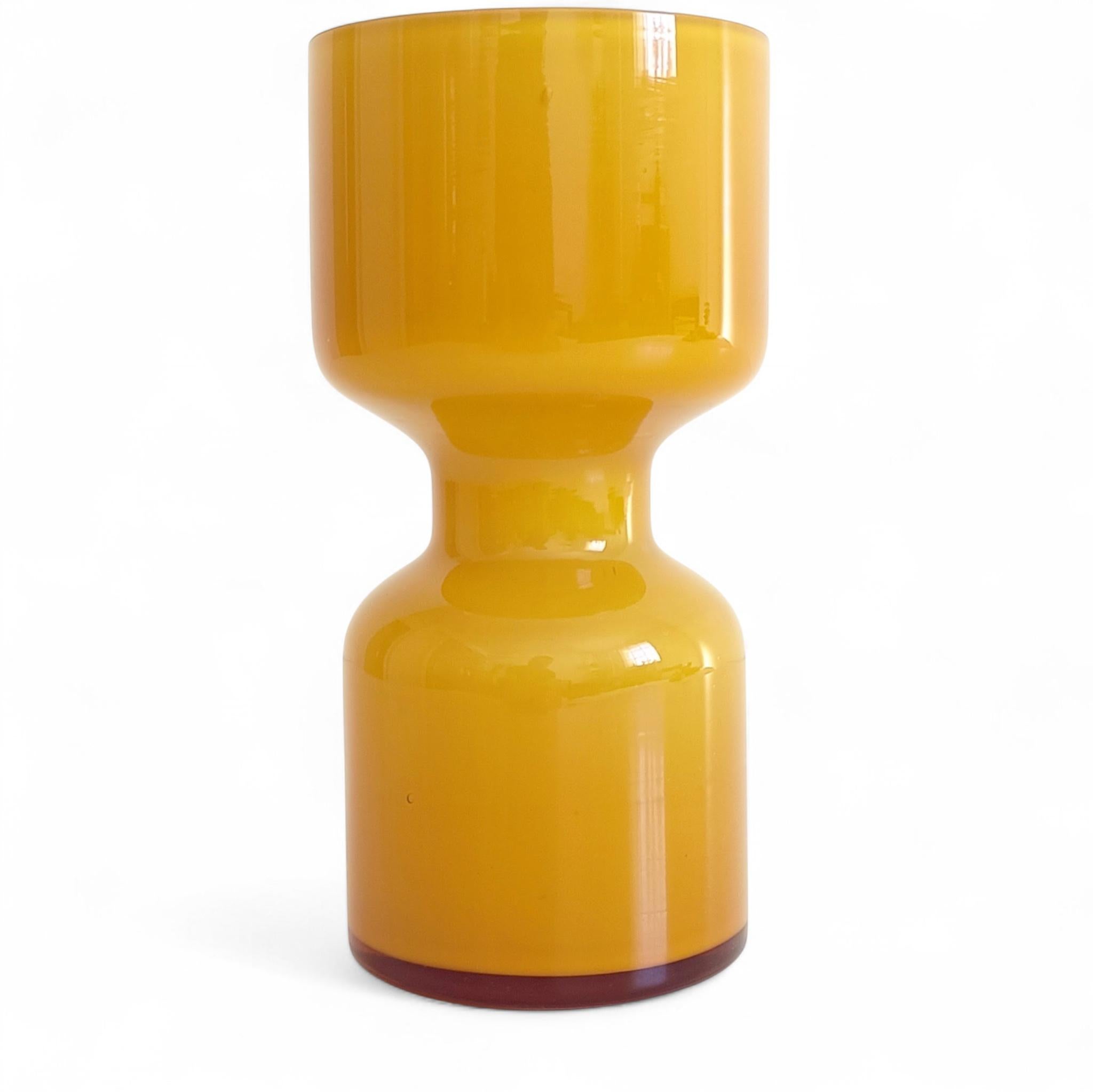 Metà XX secolo Vaso in vetro giallo di metà secolo The Modern Scandinavian, Svezia, anni '60 in vendita