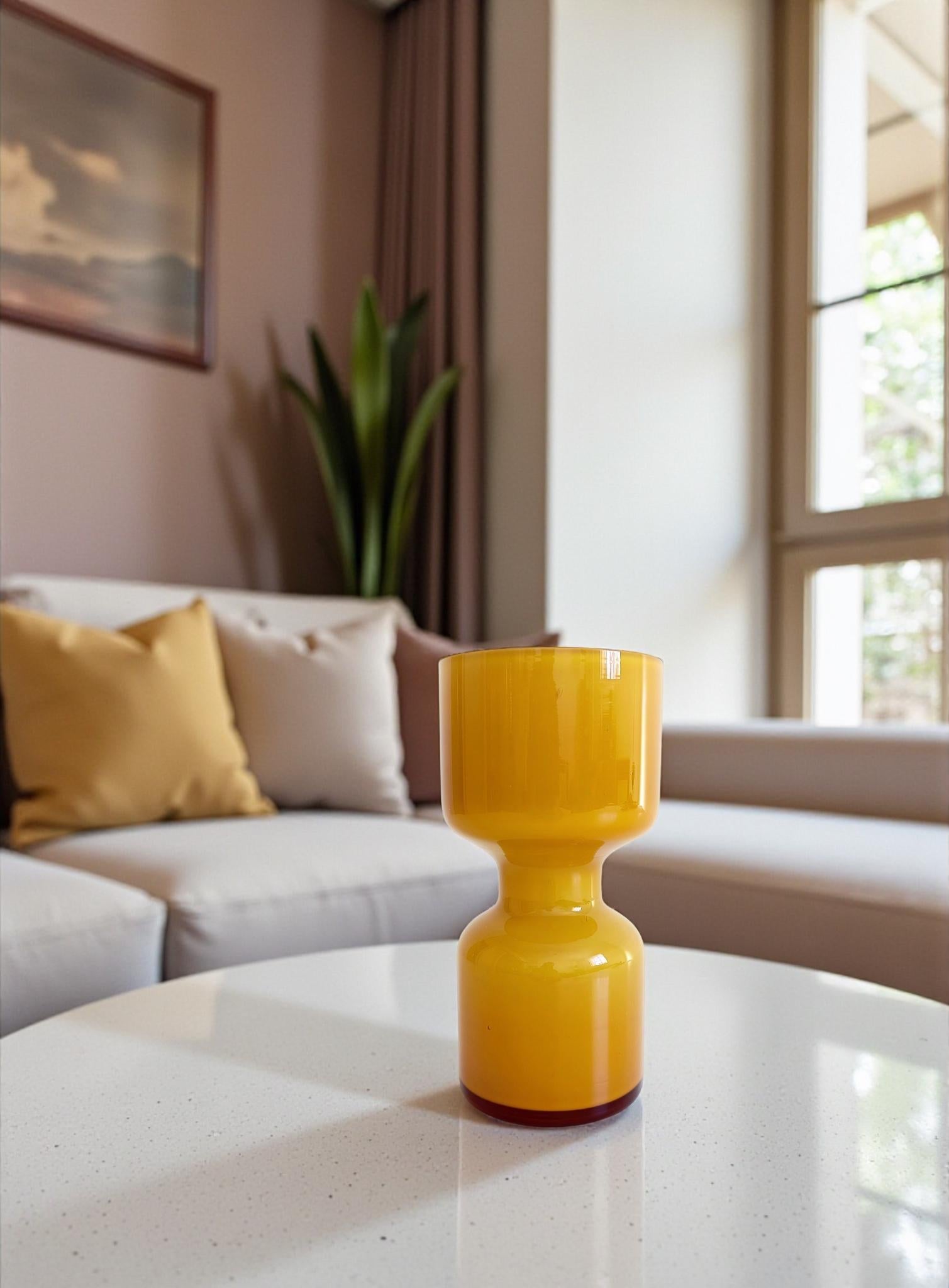 Vaso in vetro giallo macchiato di Pers-Olof Ström per Alsterfors, Svezia, 1950-1960.

Un bellissimo vaso in vetro del Mid-Century The Modern Scandinavian, caratterizzato da un intenso colore giallo macis racchiuso in uno spesso strato di vetro