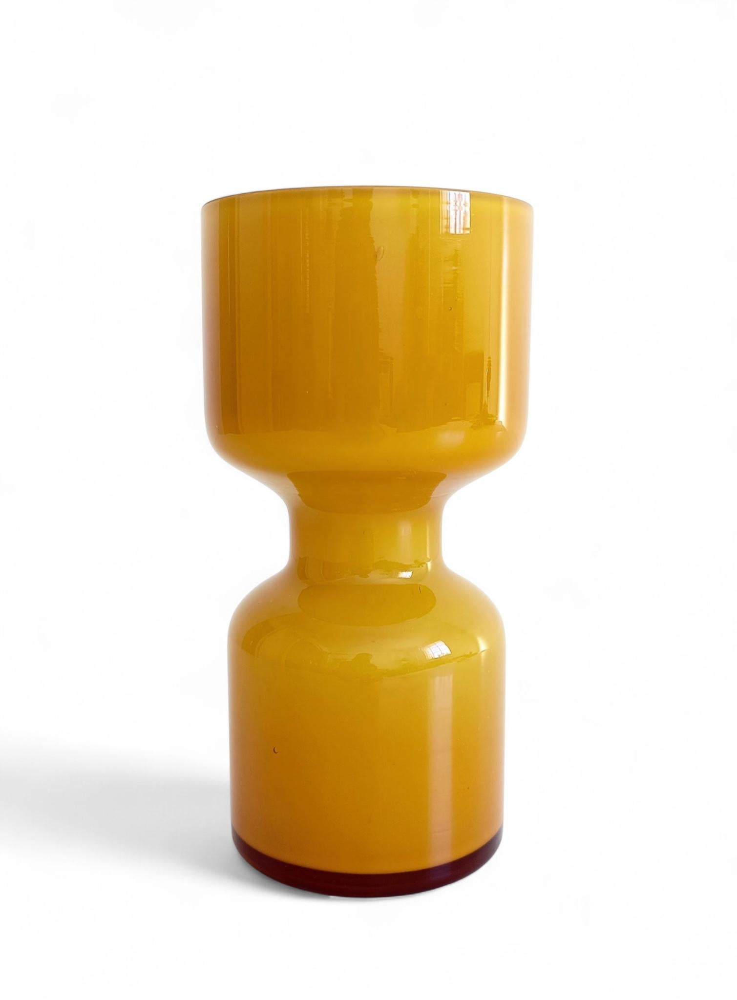 Mid-Century moderno Vaso in vetro giallo di metà secolo The Modern Scandinavian, Svezia, anni '60 in vendita