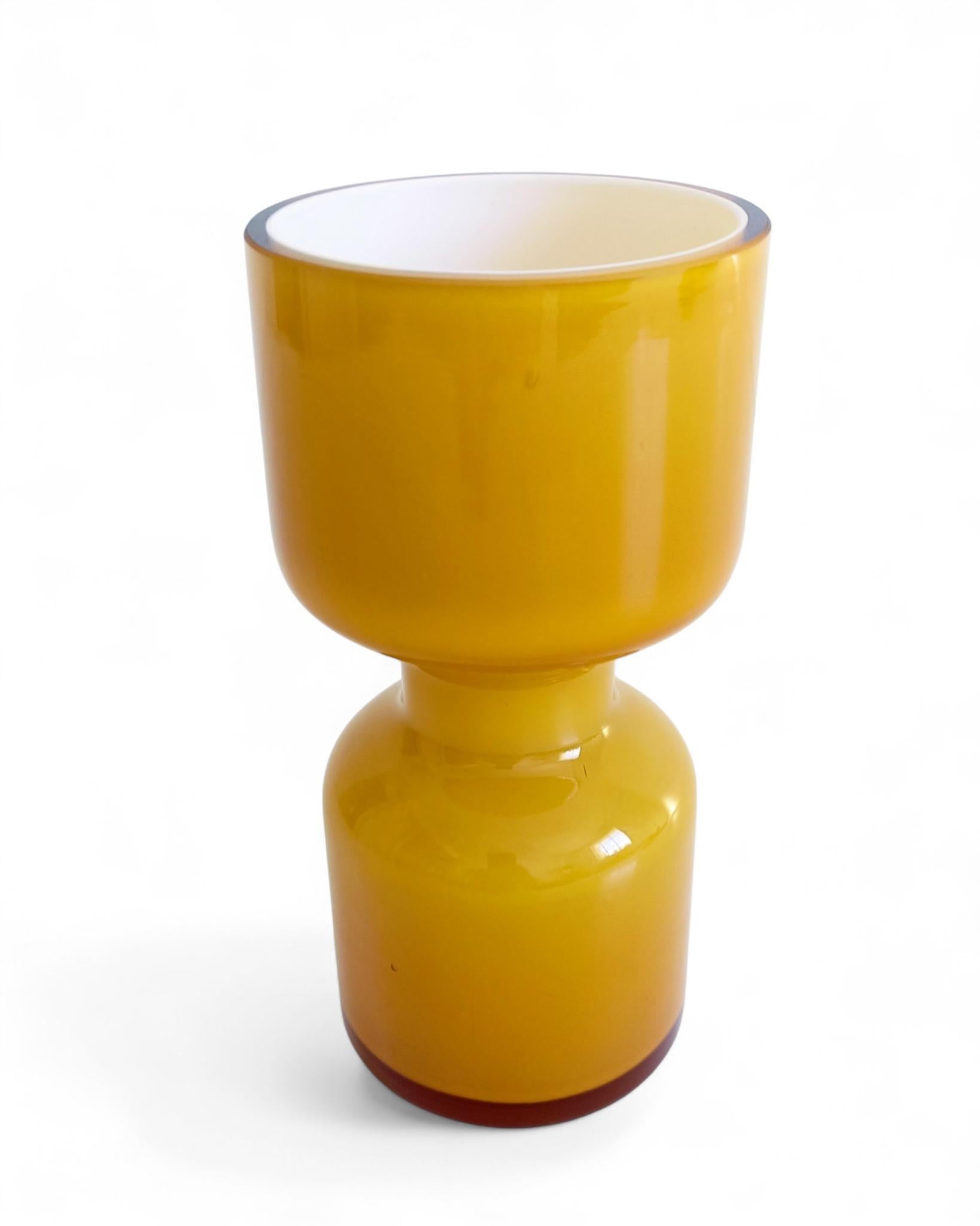 Vaso in vetro giallo di metà secolo The Modern Scandinavian, Svezia, anni '60 in vendita 1