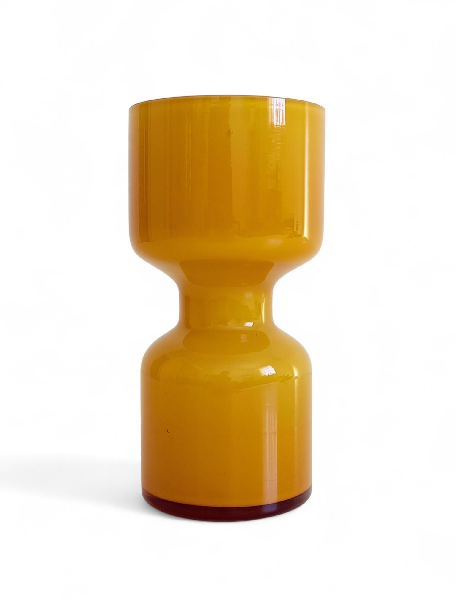 Vaso in vetro giallo di metà secolo The Modern Scandinavian, Svezia, anni '60 in vendita 2