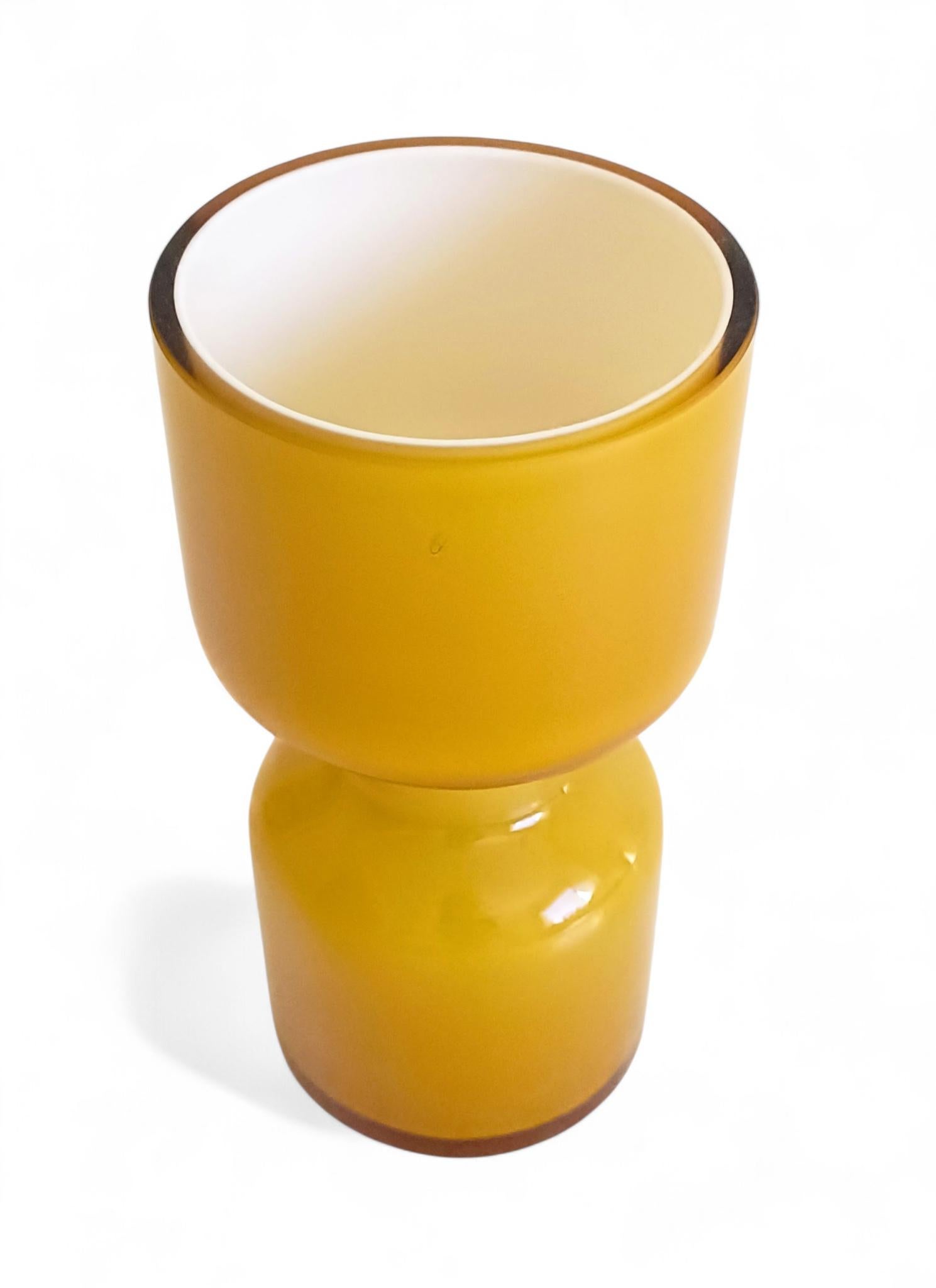 Vaso in vetro giallo di metà secolo The Modern Scandinavian, Svezia, anni '60 In condizioni ottime in vendita a Valencia, VC