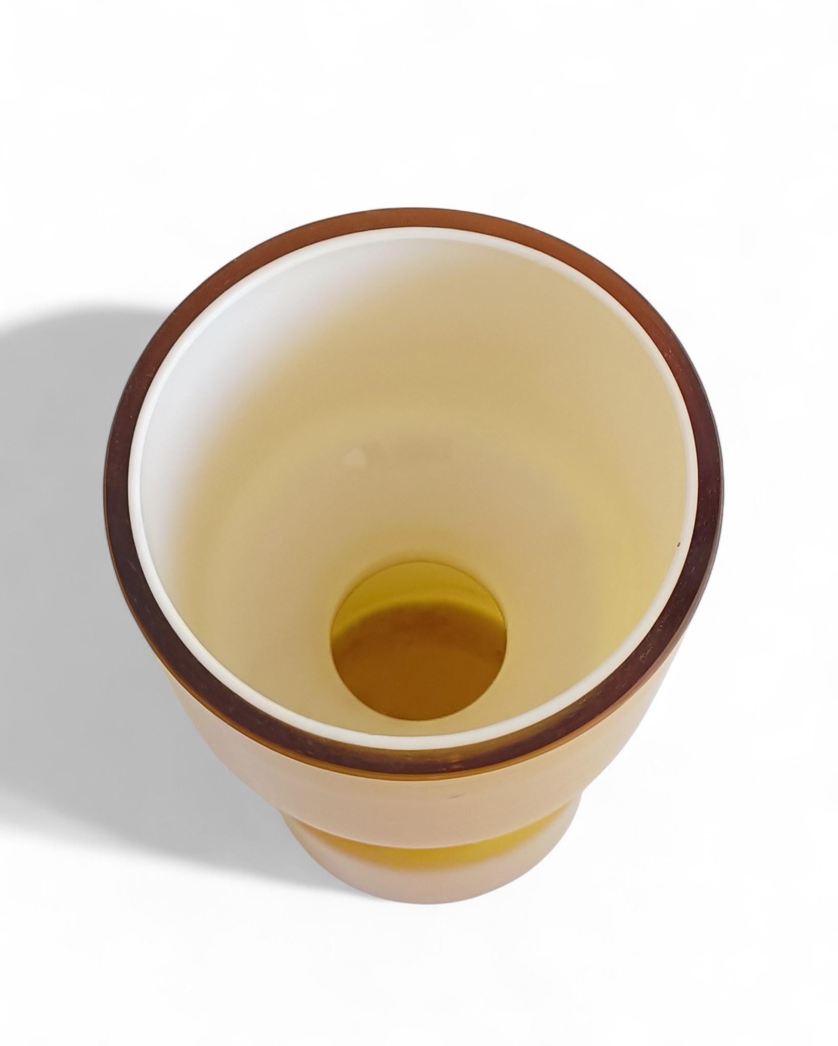 Vaso in vetro giallo di metà secolo The Modern Scandinavian, Svezia, anni '60 in vendita 3