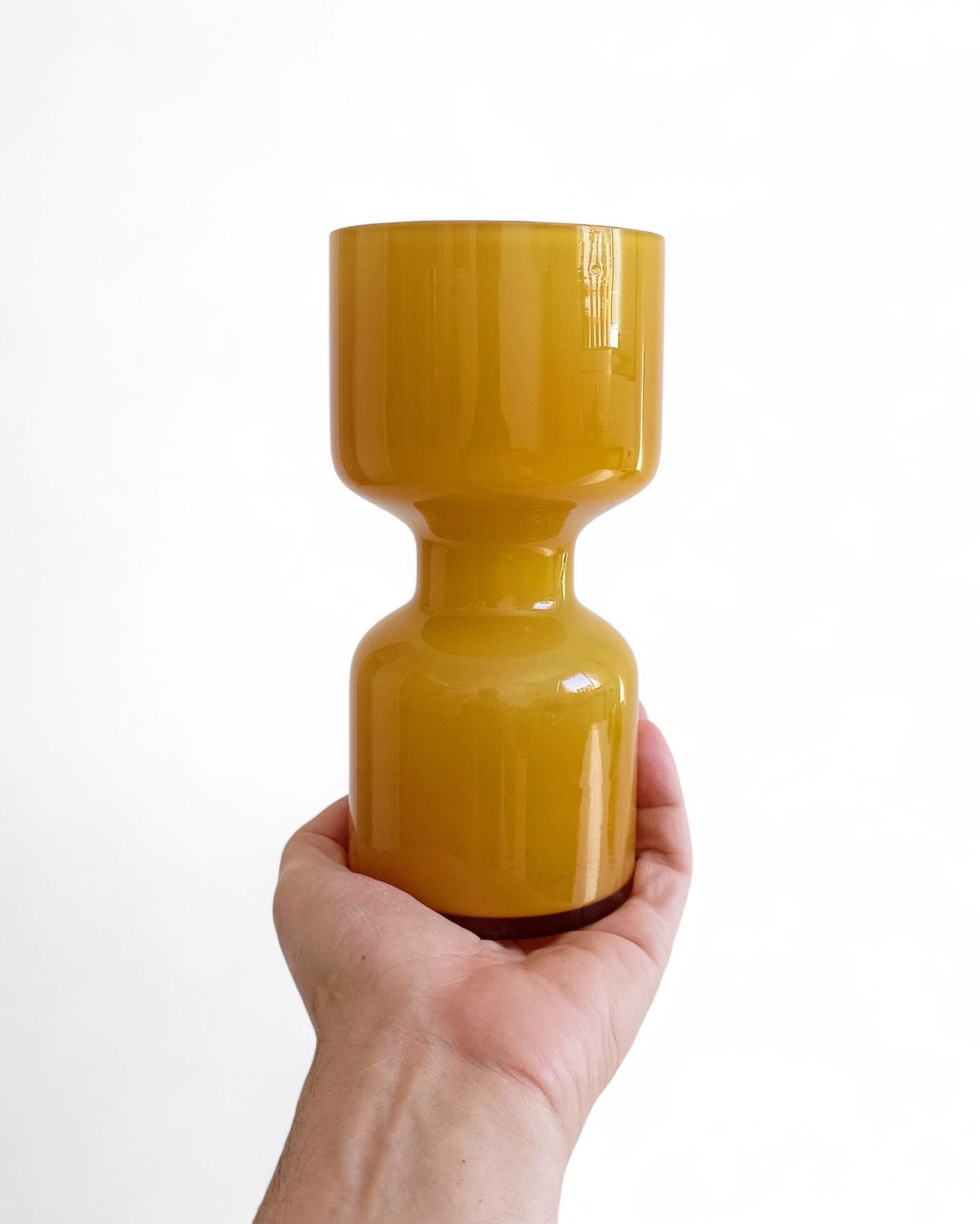 Vetro Vaso in vetro giallo di metà secolo The Modern Scandinavian, Svezia, anni '60 in vendita
