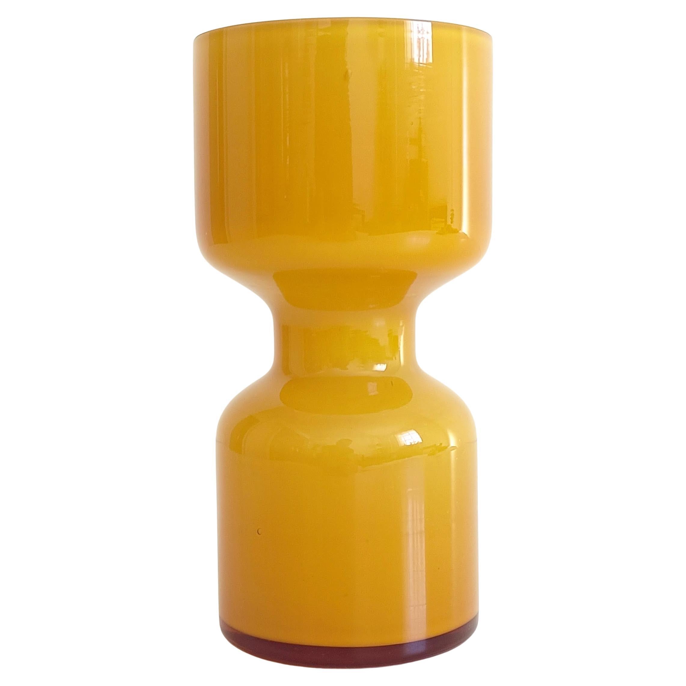 Vaso in vetro giallo di metà secolo The Modern Scandinavian, Svezia, anni 
60 in vendita