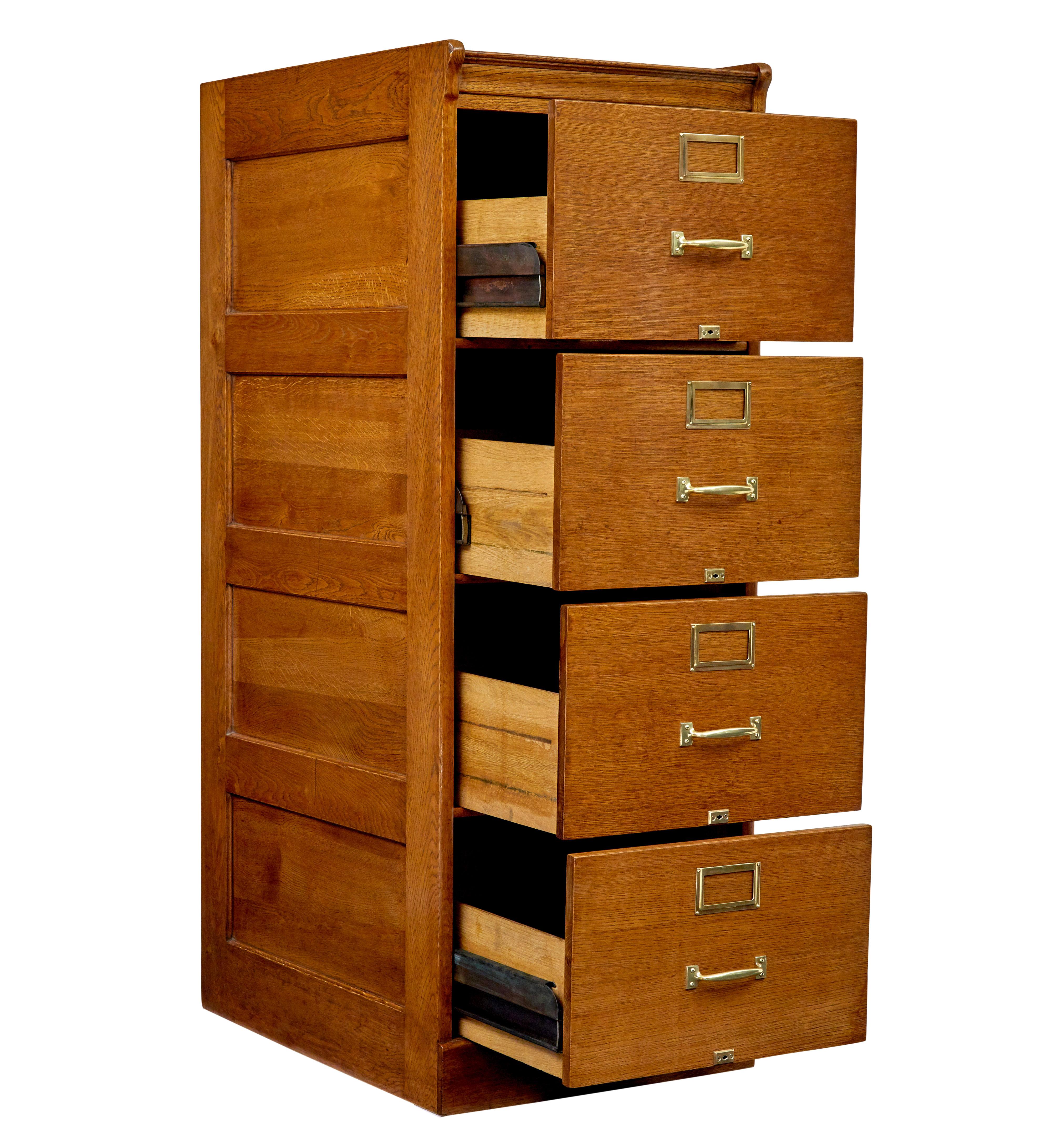 Armadietto scandinavo in quercia della metà del secolo scorso, circa 1950.

Uno schedario in quercia svedese di alta qualità con maniglie e serrature in ottone.

Dotato di 4 cassetti profondi, ciascuno dotato di maniglia in ottone, serratura e