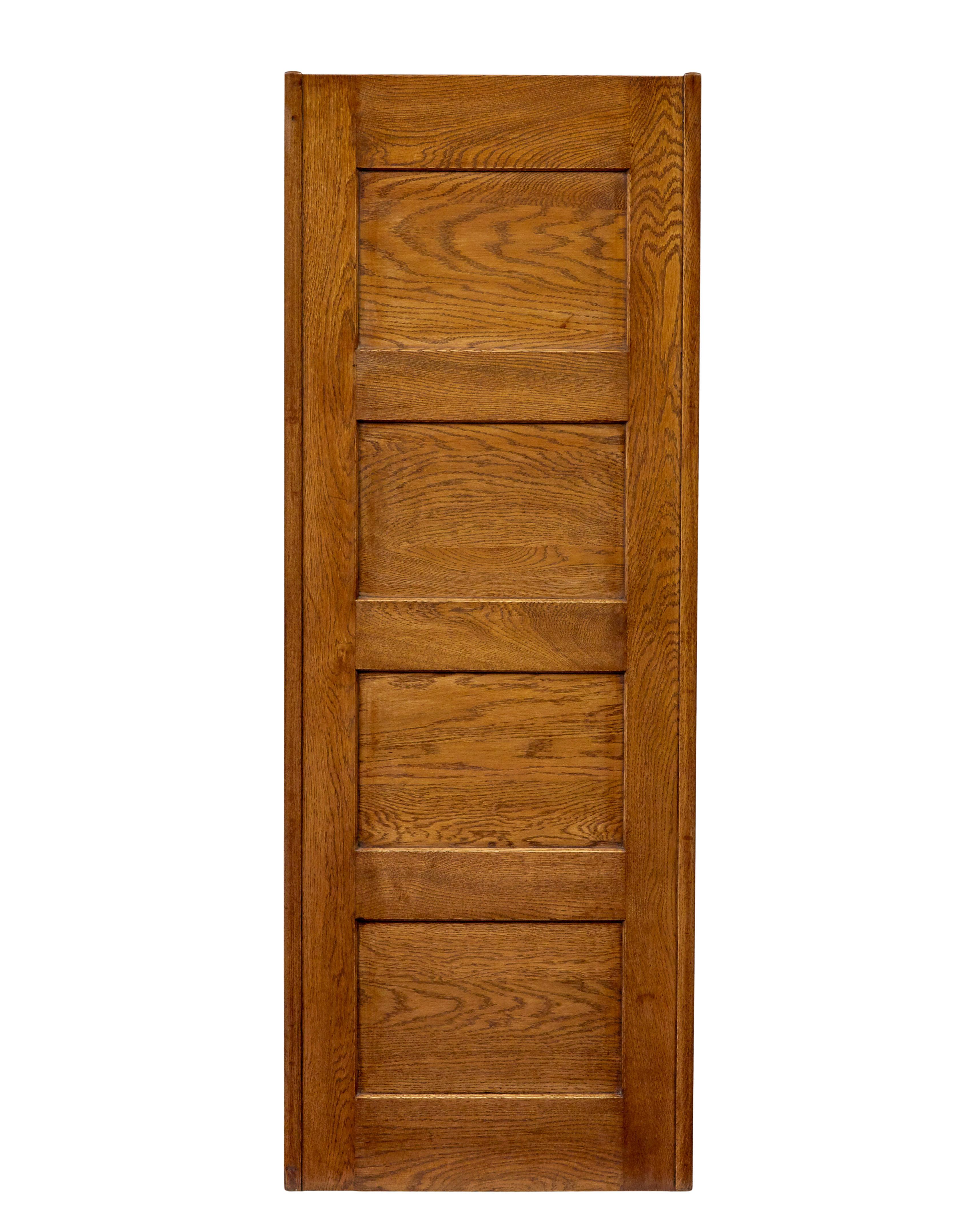 Intagliato a mano Cartella scandinava di metà secolo in Oak in vendita