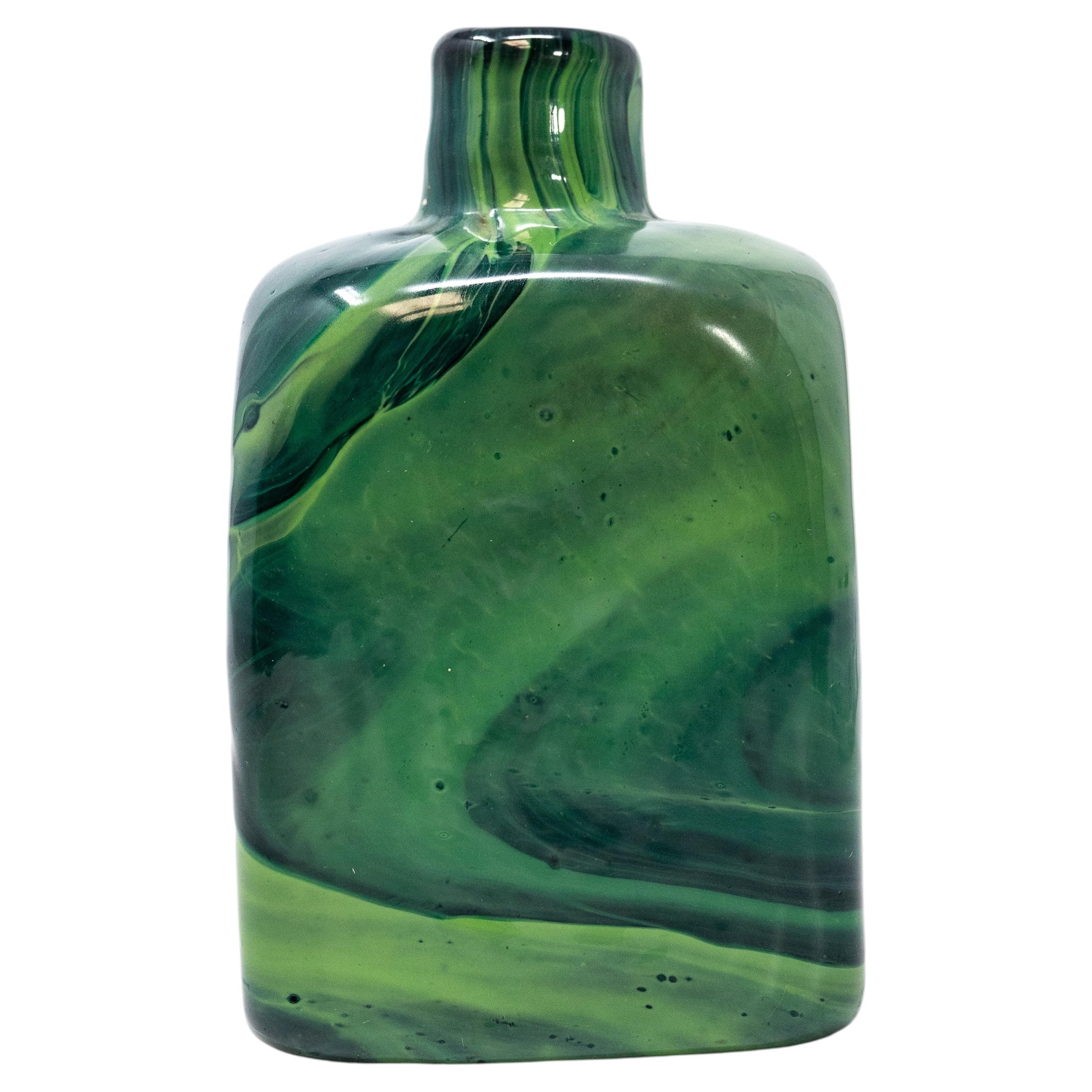 Botella de vidrio de escoria marmolado verde de estilo escandinavo de mediados de siglo o «Murano Green»