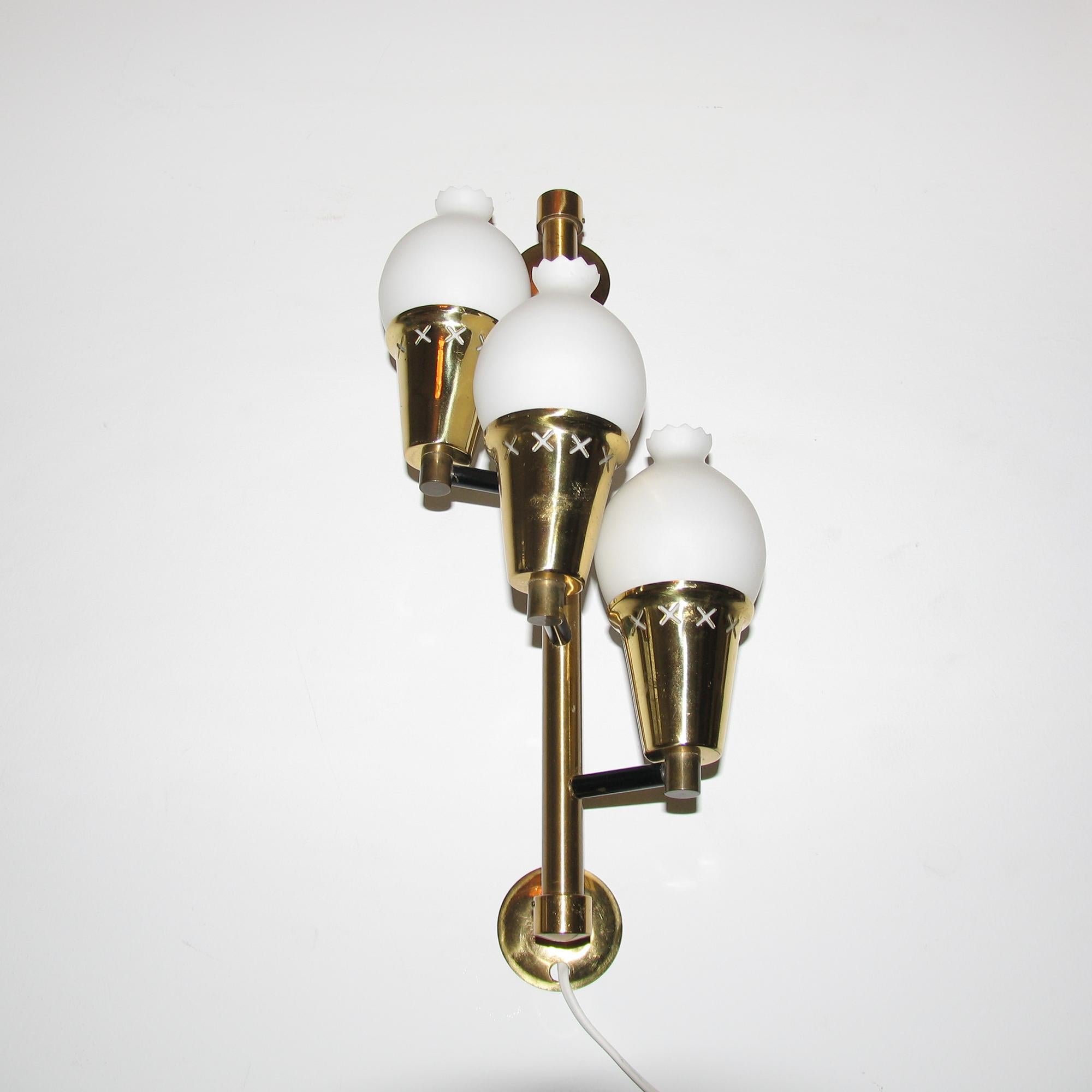 Mid-Century Scandinavian Pair of Brass and Glass Wall Lights For Sale 1