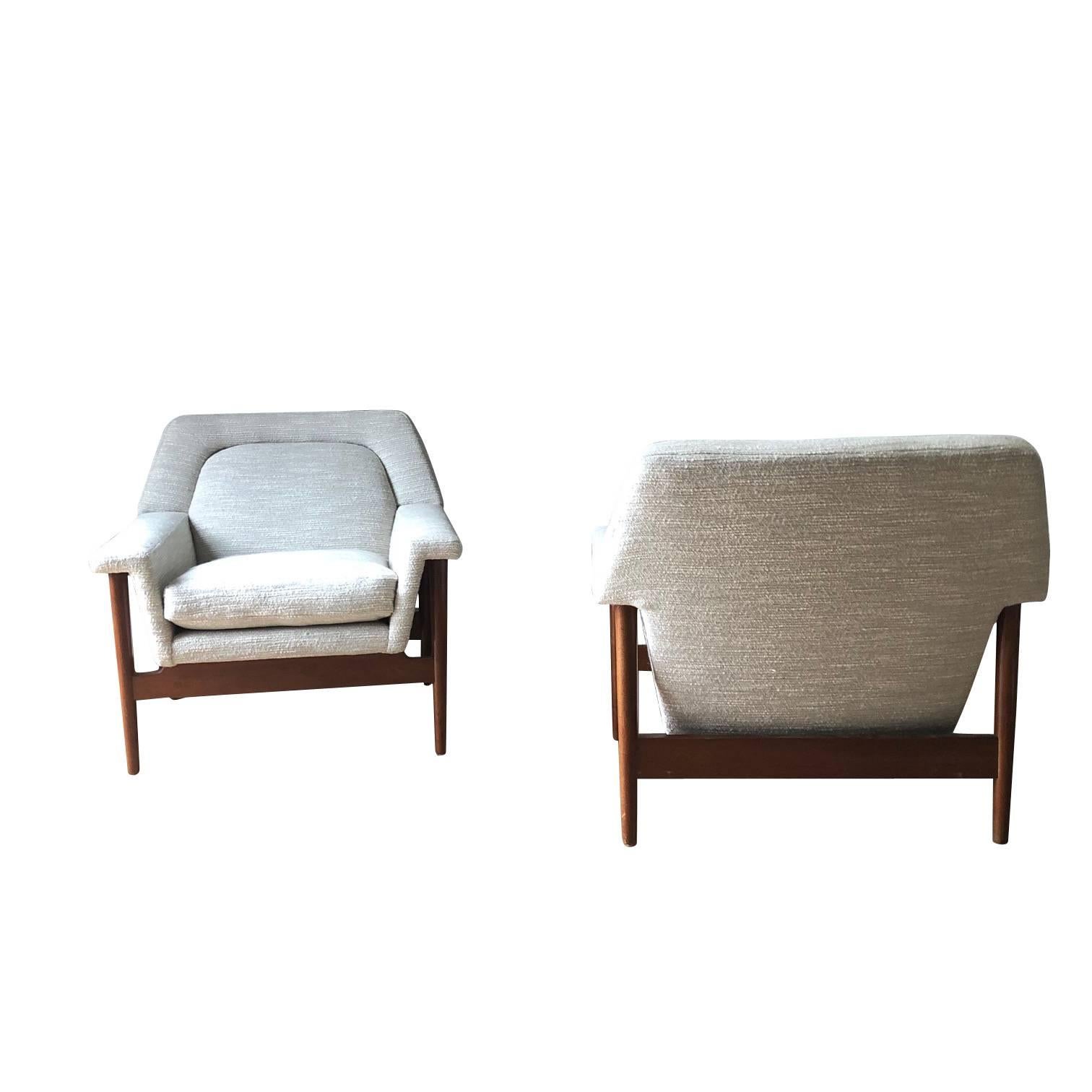 Midcentury Scandinavian Pair of Side Chairs In Excellent Condition In New York, NY