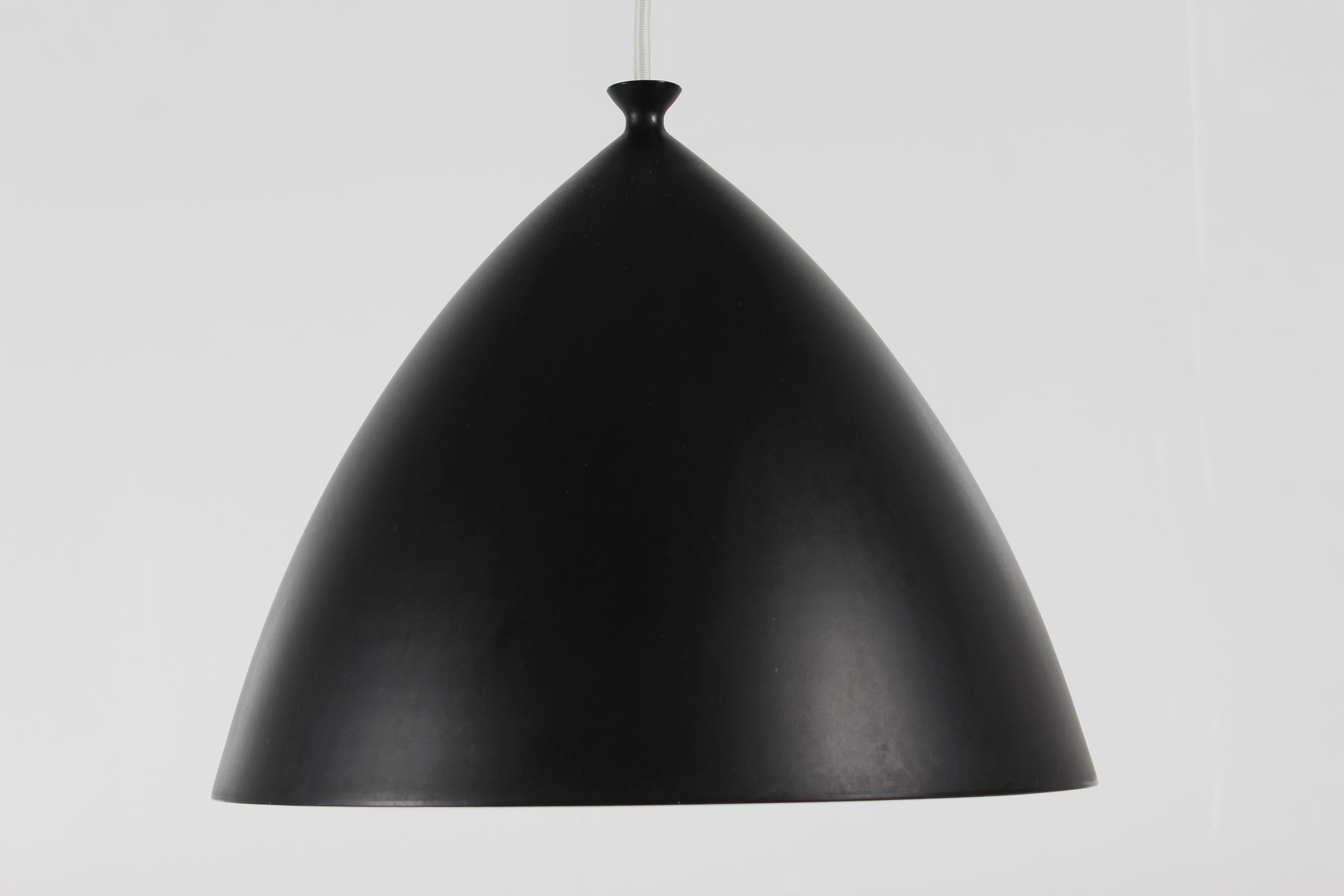 Skandinavische Mid-Century-Pendelleuchte aus schwarzem Metall in Glockenform mit weichen Kurven, 1960er Jahre (Skandinavische Moderne) im Angebot