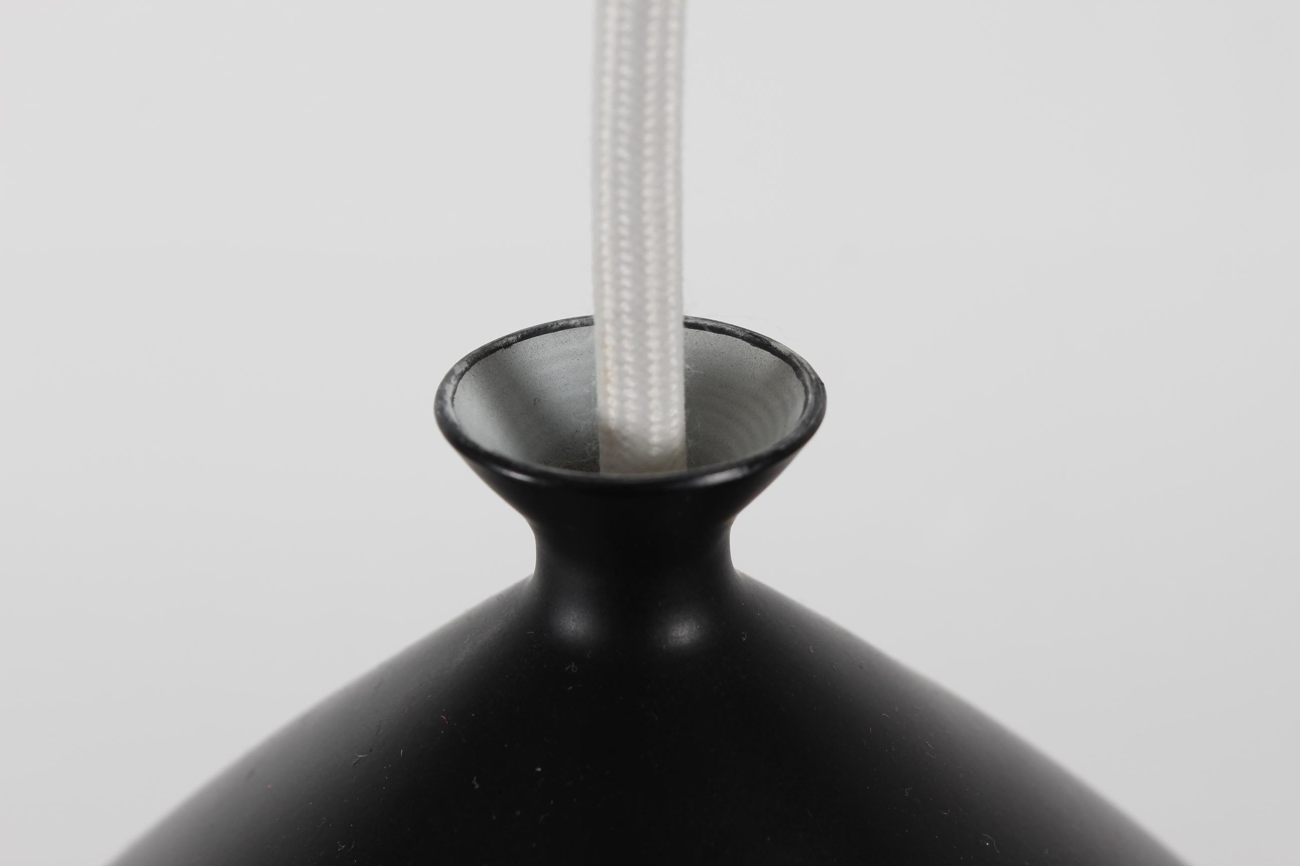 Skandinavische Mid-Century-Pendelleuchte aus schwarzem Metall in Glockenform mit weichen Kurven, 1960er Jahre (20. Jahrhundert) im Angebot