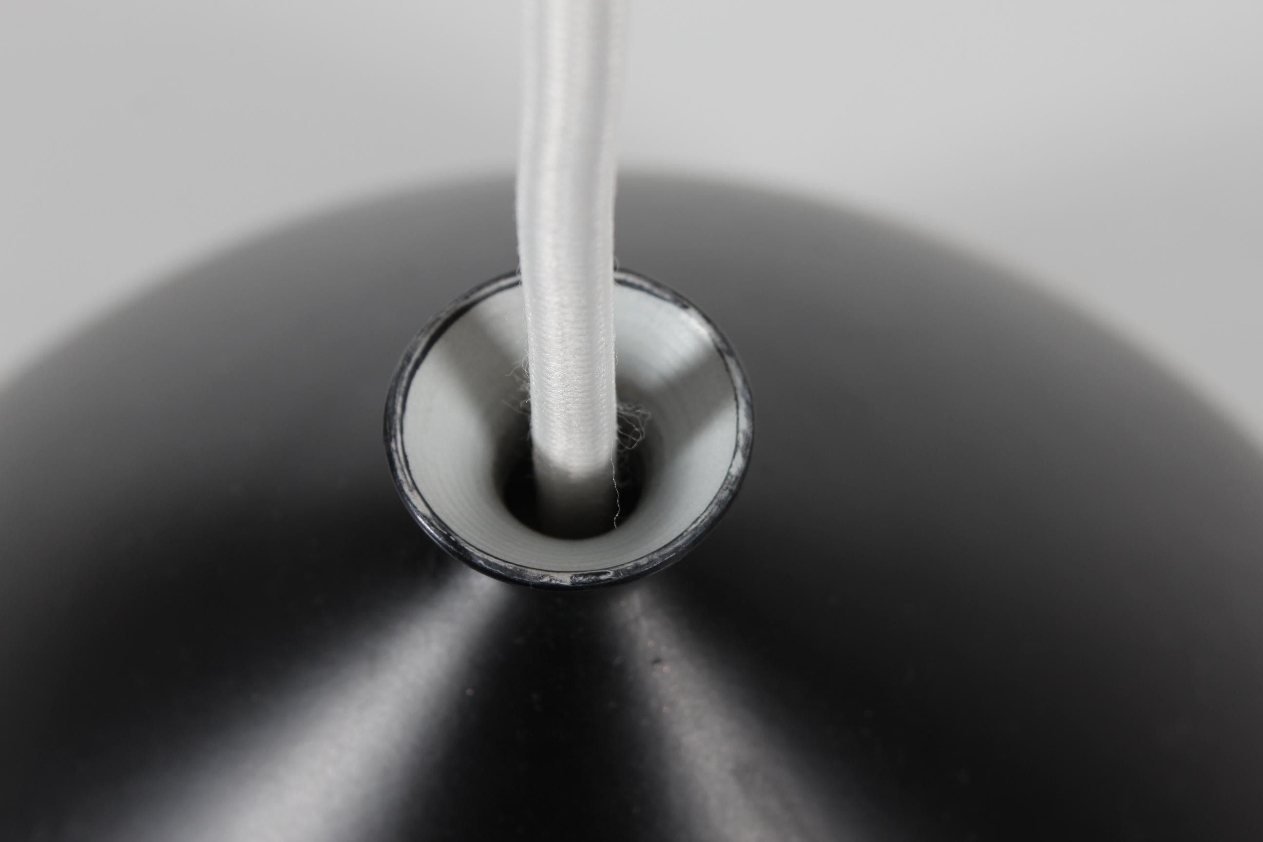 XX secolo Ciondolo scandinavo di metà secolo in metallo nero a forma di campana con curve morbide, anni '60 in vendita