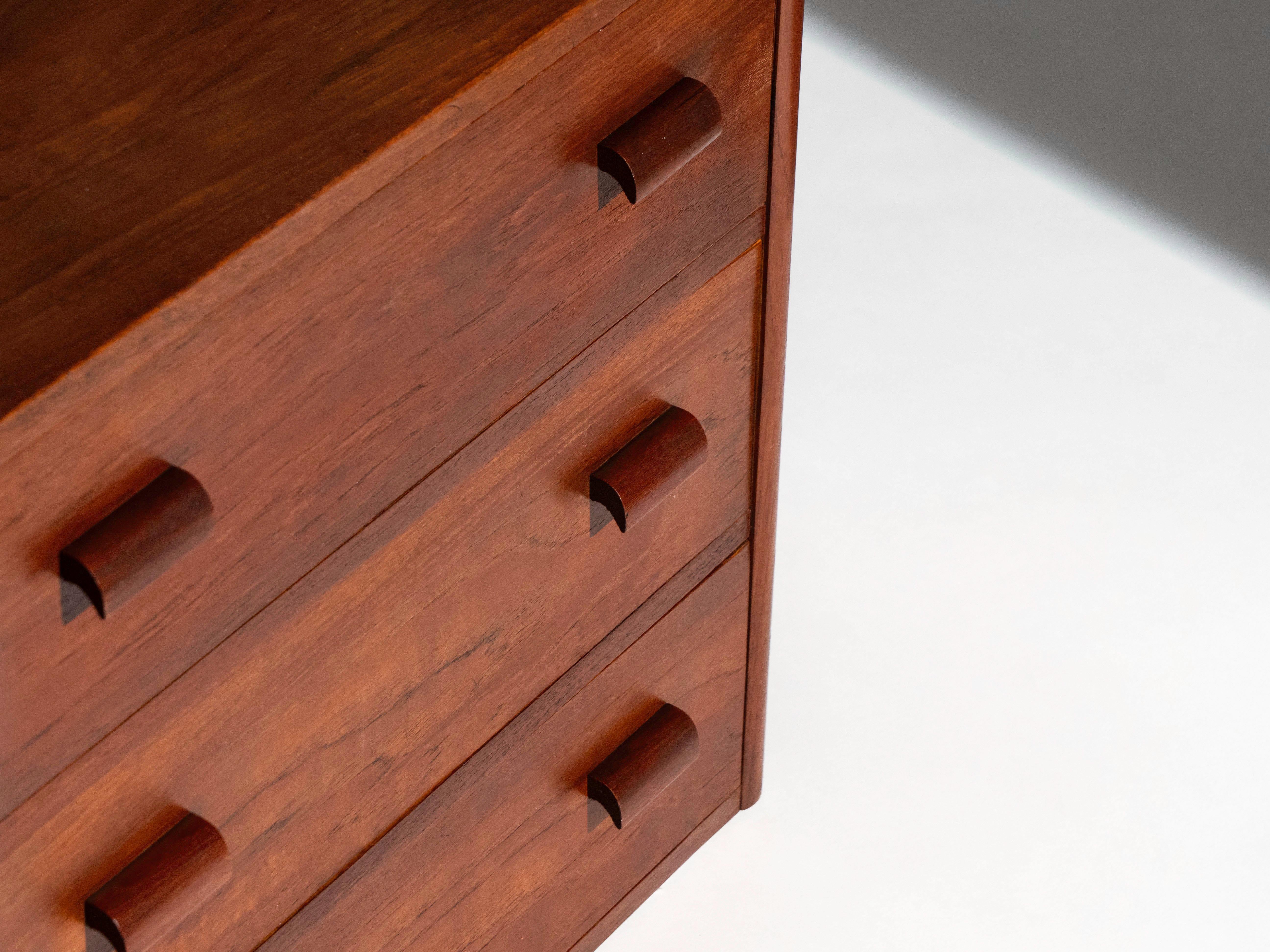 Mid Century Scandinavian Petite Chest of Drawers in Teak For Sale 1