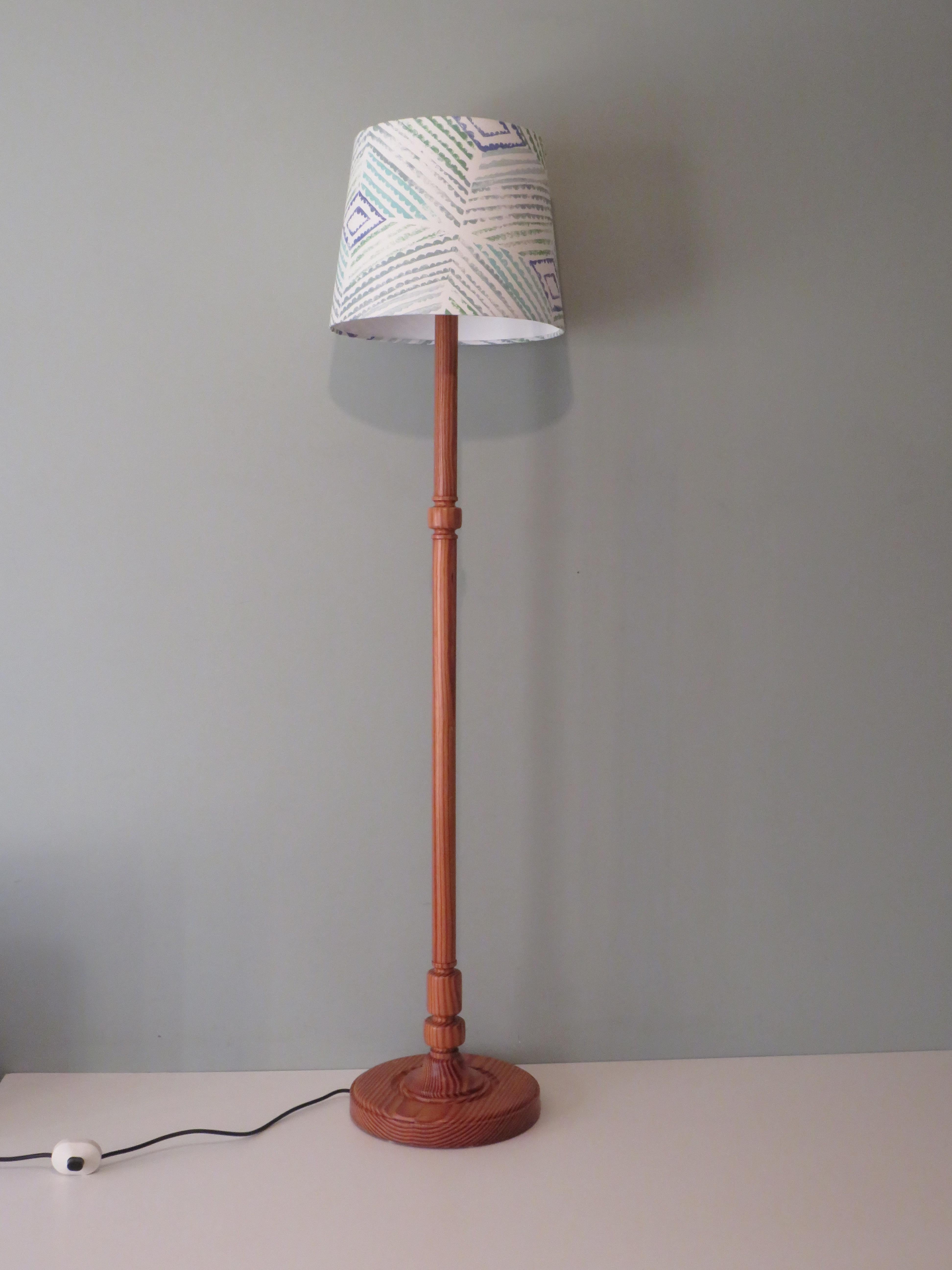 Pine lamp base with new, custom-made lampshade in white and blue and green tones.
Lamp base: H 130 cm, Diameter 35 cm
Lampshade: H 28.5 cm, Diameter 35 cm and 28 cm
Total height: 149 cm
1 x E27.