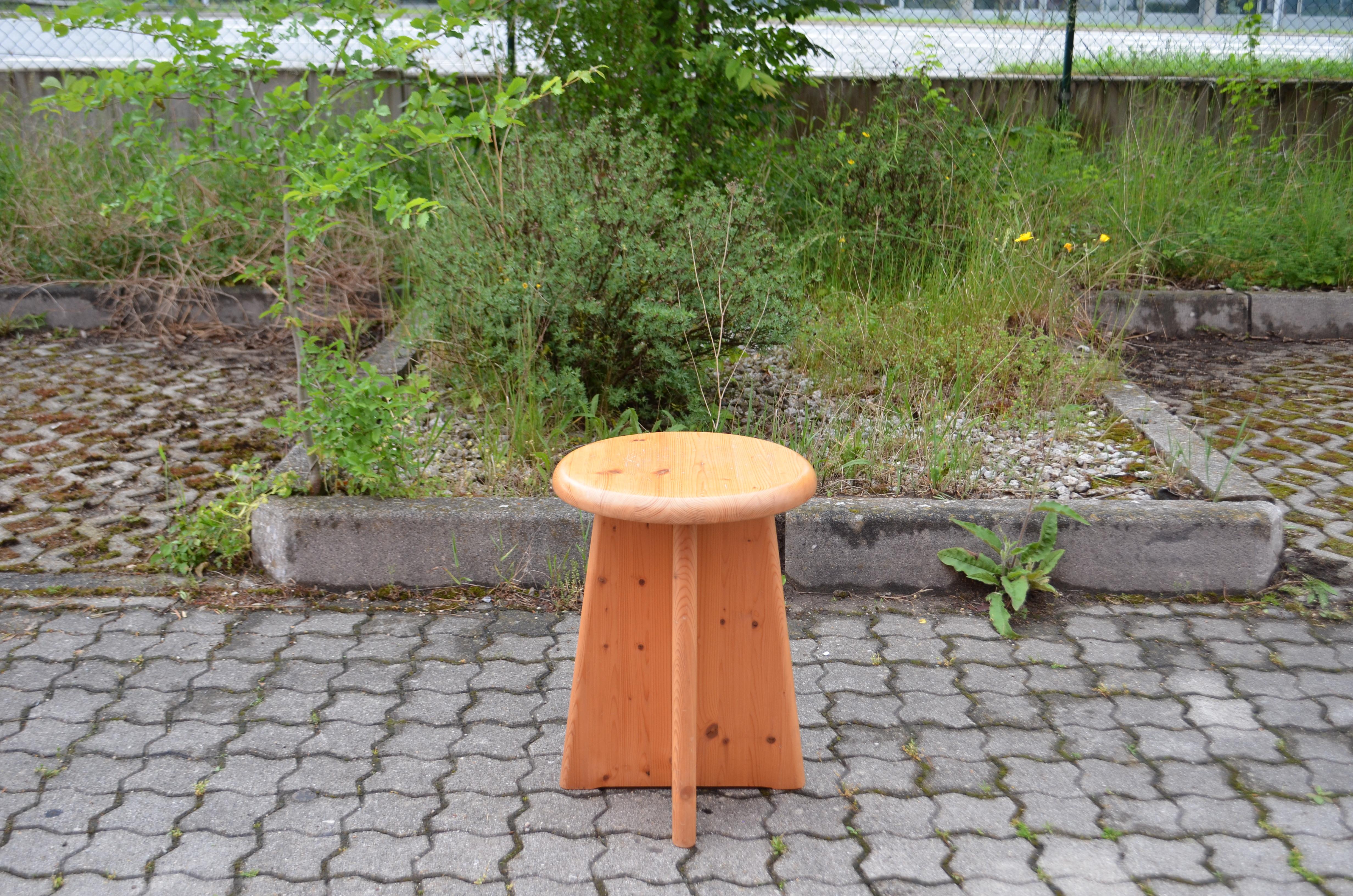This Stool comes from Denmark.
It has a minimalistic and architectural design.
Puristic and beautiful.
Made of solid scandinavian pine wood.
We have 6 stools in Stock.