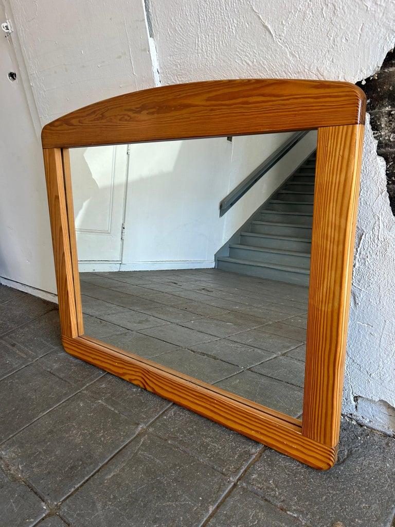 Scandinavo moderno Specchio da parete in pino scandinavo di metà secolo con piano curvo in vendita