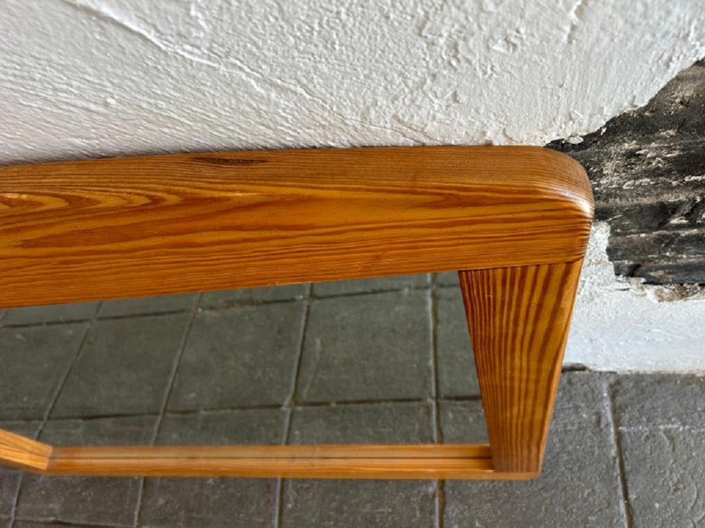 Norvegese Specchio da parete in pino scandinavo di metà secolo con piano curvo in vendita